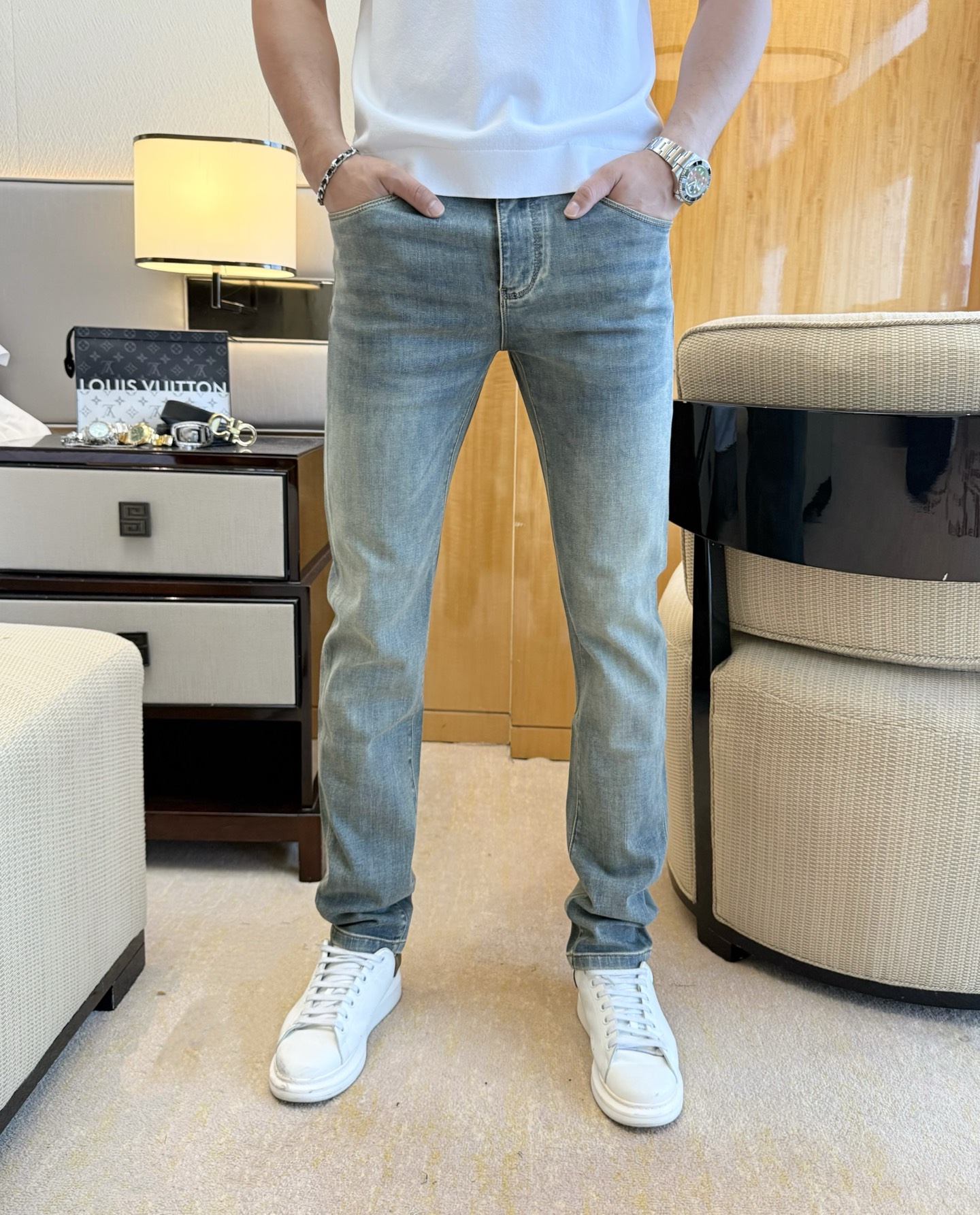 NO:843576,Armani - 2026ss hot spring and summer jeans for the Year of the Horse. Original 1:1 production, the perfect choice for daily necessities, simple and elegant, fashionable and stylish, customized imported denim fabric, heavy washing process, complex workmanship and exquisite craftsmanship. Easily cater to the needs of the four seasons, soft and elastic to the touch, smooth and neat, original accessories and hardware, comfortable upper body, very easy to wear and durable, size 29-36,,armani,jeans,19860909阿玛尼- 2026ss马年春夏大爆款牛仔裤.原单1:1制作,日常必备的完美之选,简单大气亦时尚有型,定制进口丹宁面料 ,重工洗水工艺,做工复杂工艺精湛.轻松迎合四季需要,手感柔软带弹力,流畅利落,原版辅料五金,上身舒适非常易搭耐看码数29-36,,armani,jeans,,Men's clothing