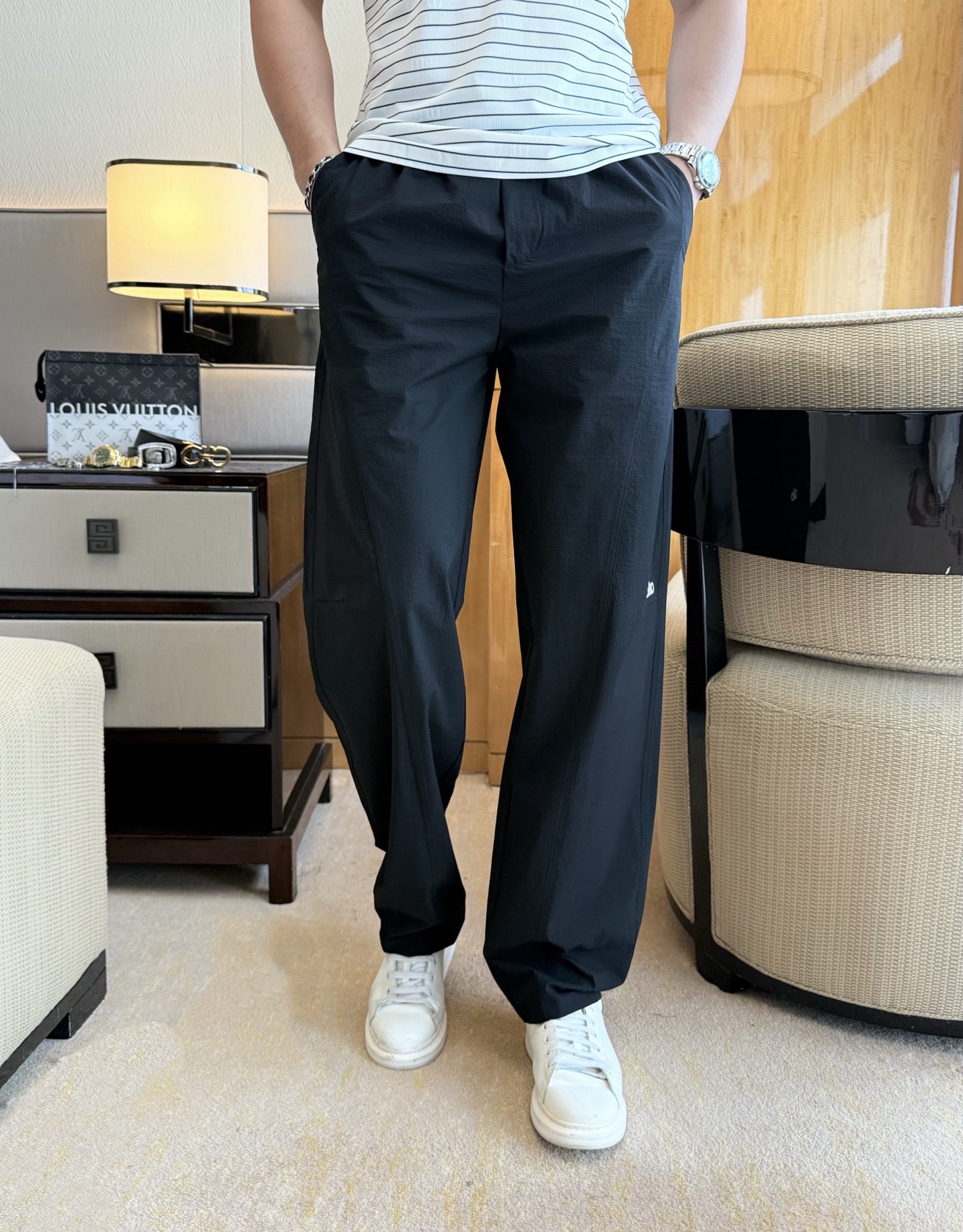NO:776618,alo - 2026 ss Year of the Horse spring and summer counters are a hot trend casual pants. This season's must-have versatile style, the upper body is very outstanding, super versatile style, 1:1 replica of the original version, complete with three standards!  The counter is designed with the latest fashion elements, imported custom-woven high-quality European cotton fabrics, with super good styles, a must-have for casual fashion!  Highly recommended, sizes 29-36,19860909alo - 2026ss马年春夏专柜同步大爆款休闲裤,本季必入百搭款式,上身极为出挑,超级百搭款 ,原版1:1复刻,三标齐全！专柜最新时尚元素设计,进口定织高品质欧棉面料,版型超好,休闲时尚必备！强烈推荐款 尺码 29-36,,,Men's clothing
