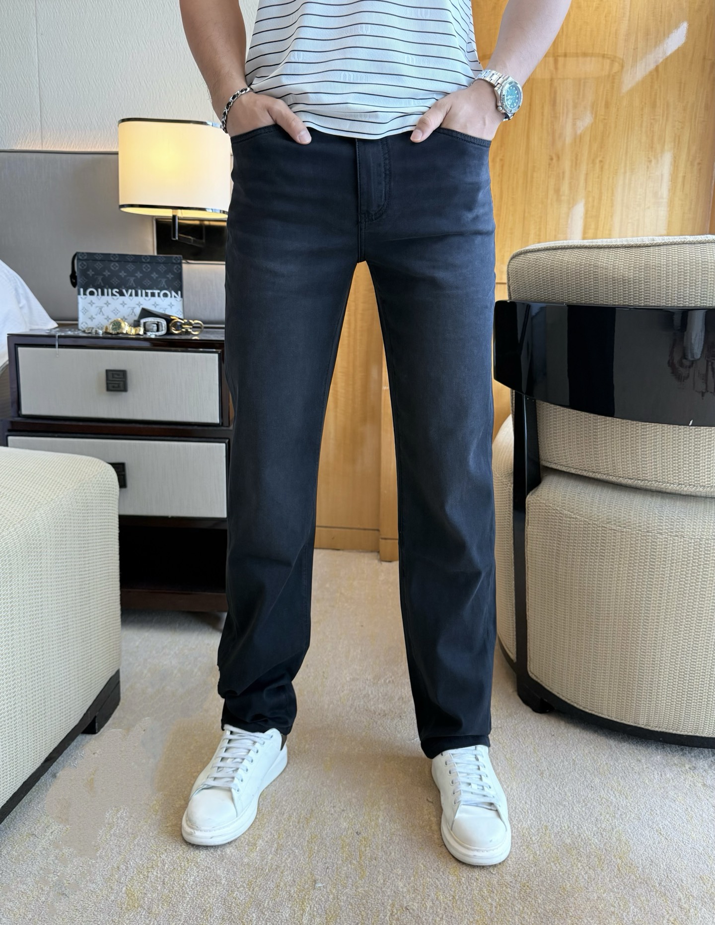 NO:776628,Burberry - 2026ss hot spring and summer jeans for the Year of the Horse. Original 1:1 production, a perfect choice for daily essentials, simple and elegant, fashionable and stylish, customized imported denim fabric, heavy washing process, complex workmanship and exquisite craftsmanship. Easily cater to the needs of the four seasons, soft and elastic to the touch, smooth and neat, original accessories and hardware, comfortable upper body, very easy to wear and durable, size 29-36,, burberry, jeans,19860909巴宝莉 - 2026ss马年春夏大爆款牛仔裤.原单1:1制作,日常必备的完美之选,简单大气亦时尚有型,定制进口丹宁面料 ,重工洗水工艺,做工复杂工艺精湛.轻松迎合四季需要,手感柔软带弹力,流畅利落,原版辅料五金,上身舒适非常易搭耐看码数29-36,,burberry,jeans,,Men's clothing