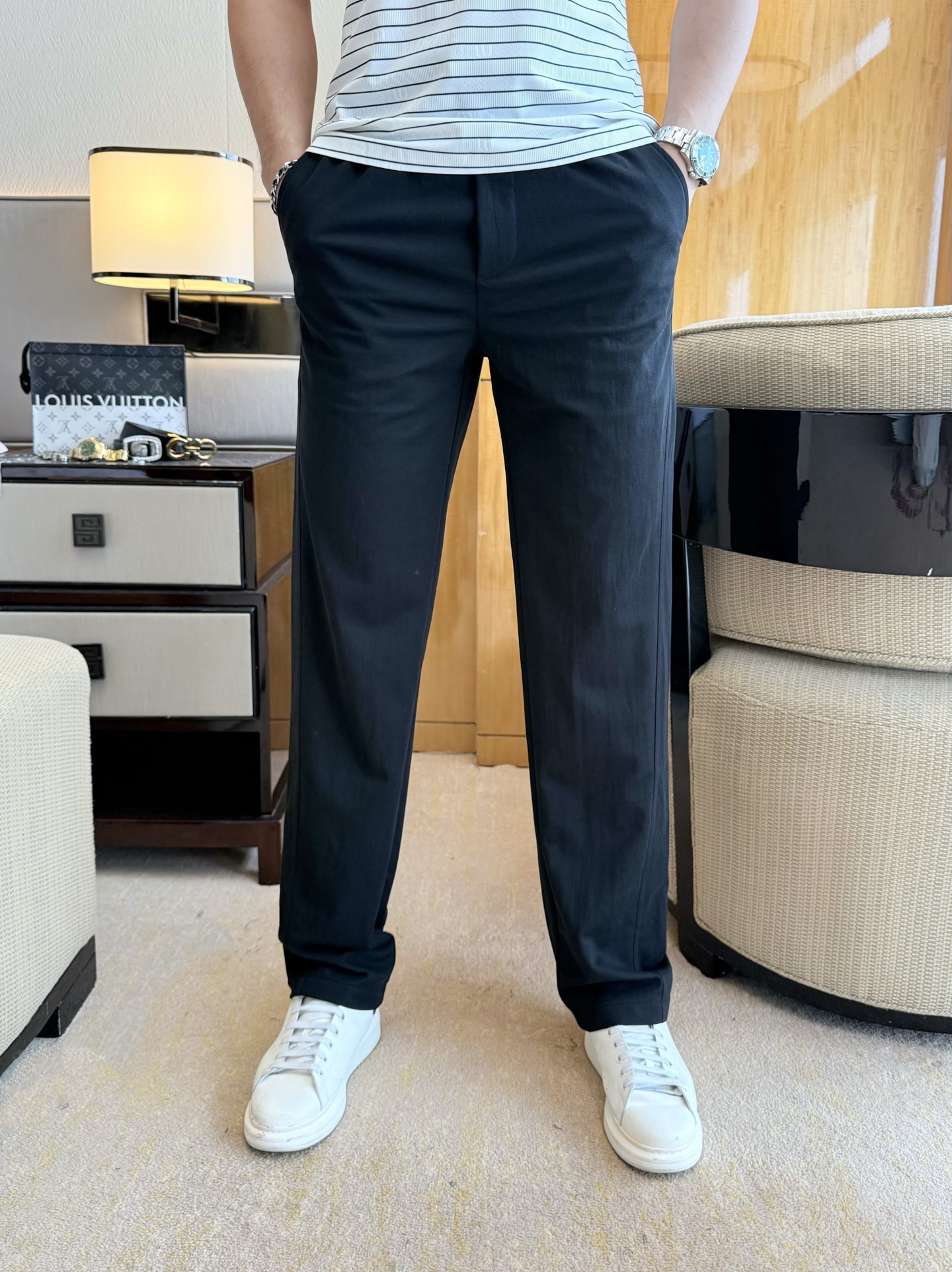 NO:776654,Prada - 2026ss Year of the Horse spring and summer counters are simultaneously popular casual pants. This season's must-have versatile style, the upper body is extremely outstanding, super versatile style, the original version is reproduced 1:1, complete with three standards!  The counter is designed with the latest fashion elements, imported custom-woven high-quality European cotton fabrics, with super good styles, a must-have for casual fashion!  Highly recommended, sizes 29-36, prada,19860909普拉达 - 2026ss马年春夏专柜同步大爆款休闲裤,本季必入百搭款式,上身极为出挑,超级百搭款 ,原版1:1复刻,三标齐全！专柜最新时尚元素设计,进口定织高品质欧棉面料,版型超好,休闲时尚必备！强烈推荐款 尺码 29-36,,prada,,Men's clothing