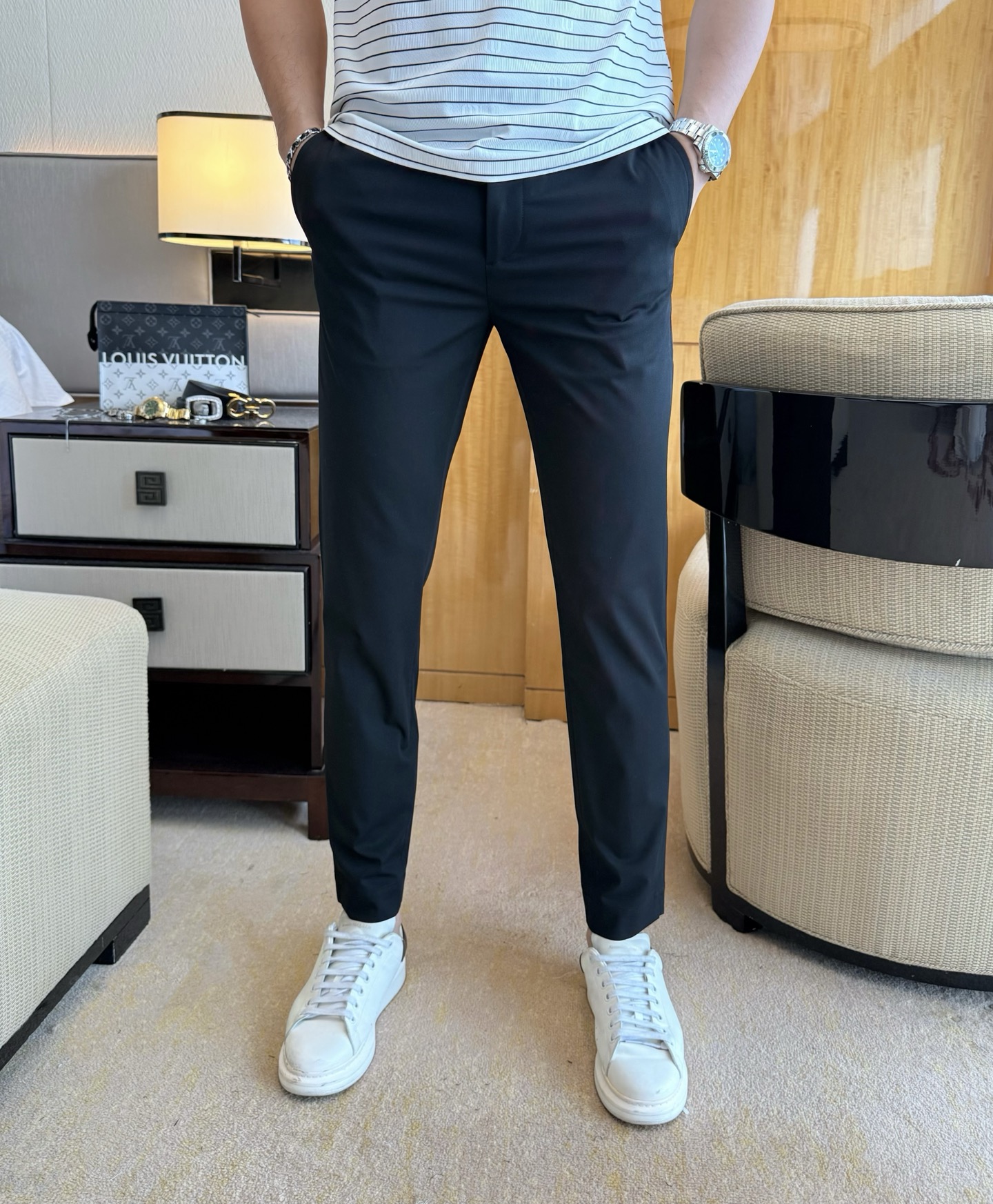 NO:776623,TB - 2026ss Year of the Horse spring and summer New Year style 9-point casual pants. Made from the original 1:1, perfect for daily necessities, simple and elegant, fashionable and stylish, customized imported European cotton fabrics, heavy washing process, complex workmanship and exquisite craftsmanship. Easily cater to the needs of the four seasons, soft and elastic to the touch, smooth and neat, original accessories and hardware, comfortable upper body, very easy to wear and durable, size 29-36,,19860909TB - 2026ss马年春夏贺岁款9分休闲裤.原单1:1制作,日常必备的完美之选,简单大气亦时尚有型,定制进口欧棉面料 ,重工洗水工艺,做工复杂工艺精湛.轻松迎合四季需要,手感柔软带弹力,流畅利落,原版辅料五金,上身舒适非常易搭耐看码数29-36,,,Men's clothing