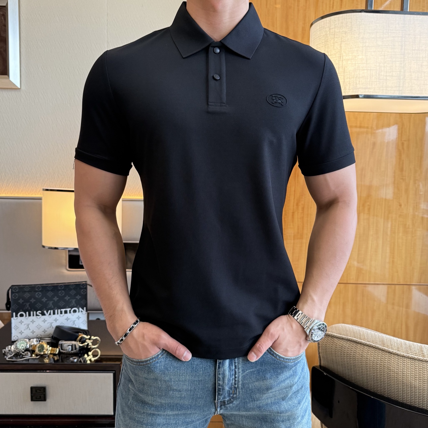 NO:776653,Burberry - 2026ss New Year of the Horse spring and summer new polo collar short-sleeved series. Selected high-quality double mercerized pique cotton fabrics, fashionable big-name element logo design, awesome upper body shape, fine, comfortable and breathable fabrics, super good-looking and a must-have for fashionable men with any combination!  Sizes M-3XL can fit up to 200 pounds!  ,,burberry,T-shirt,19860909巴宝莉 - 2026ss马年春夏新款polo领短袖系列.精选优质双丝光珠地棉面料,时尚大牌元素logo设计,上身版型超赞,面料细腻舒适透气,随意搭配都超级好看时尚型男必备款哦！尺码M-3XL 最大可穿200斤！,,burberry,T-shirt,,Men's clothing