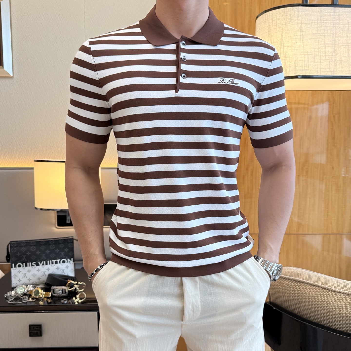 NO:776634,LP Nuoyo - 2026ss Spring and Summer New Year of the Horse's latest high-quality knitted short-sleeved T-shirt, made of customized imported soft Yilite fabrics, embellished with fashionable big-name element logos, breathable fabrics, delicate and soft texture, cool and smooth against the body. Moisture-wicking, simple and generous yet fashionable, three-dimensional tailoring, super stylish upper body!  A must-have for fashionistas, sizes M-3XL, can be worn up to 190 pounds!  ,,loro piana,T-shirt,tees,t-shirt,19860909LP诺悠- 2026ss马年春夏最新大爆款精品针织短袖T恤,定制进口轻柔伊力特面料,时尚大牌元素logo点缀,会呼吸的面料,质感细腻柔软,贴身冰爽顺滑.吸湿排汗,简约大方又不失时尚,版型立体裁剪,上身超有型！时尚潮人必备款 尺码M-3XL 最大可穿可穿190斤！,,loro piana,T-shirt,tees，t-shirt,,Men's clothing