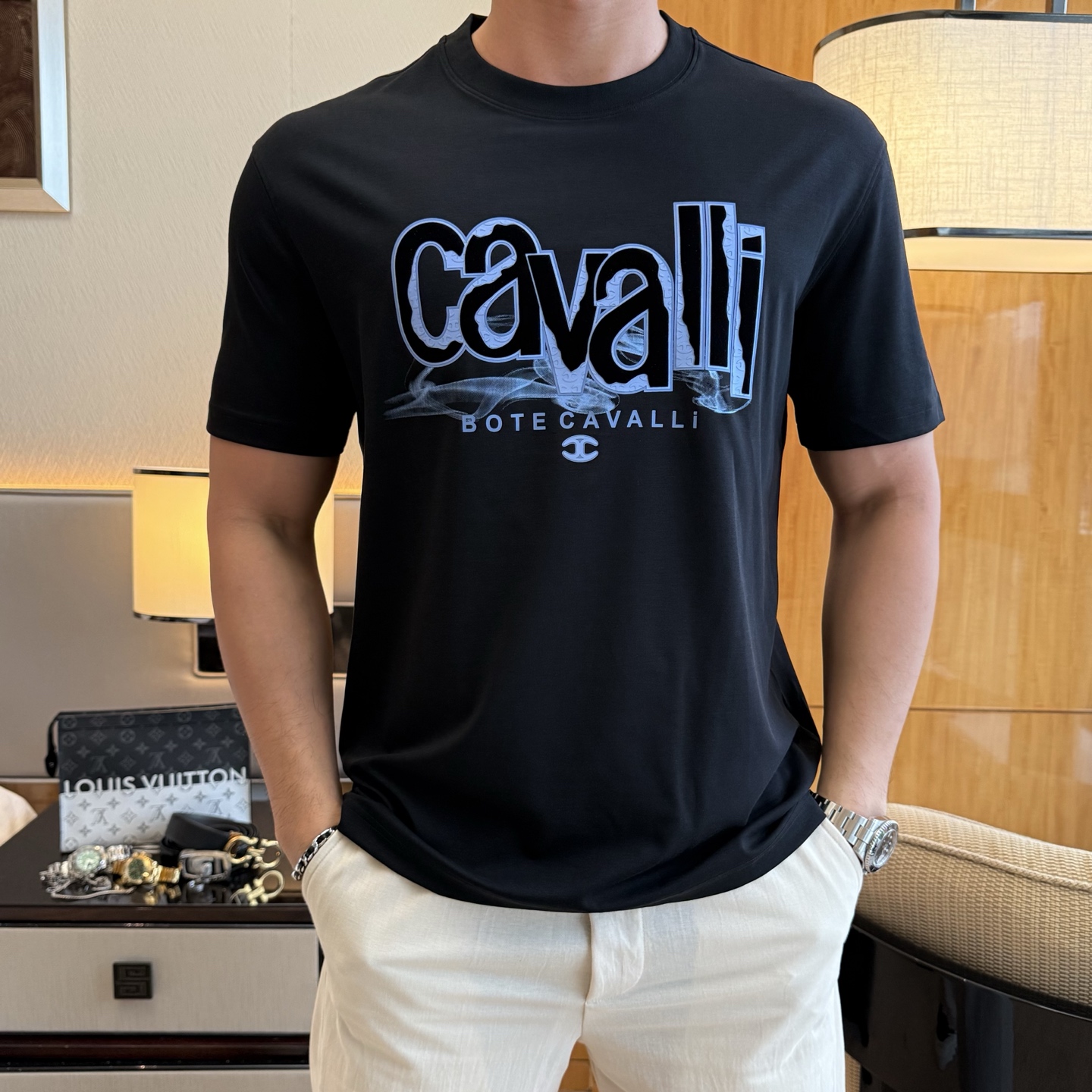 NO:776624,Cavalli - 2026 Year of the Horse spring and summer new men's wide-edition short-sleeved T-shirt, urban casual style, a highly designed item, top-grade foreign merchants provide customized cotton fabrics, extremely comfortable and breathable, positive skin-friendly, subverting the comfort experience brought by traditional fabrics, exquisite craftsmanship and accessories. The brand LOGO pattern on the chest is made with unique craftsmanship, with strong style. Original tailoring, meticulous detail processing better highlights its quality. Loose size M-3XL  The maximum weight you can wear!  ,,T-shirt,tees,t-shirt,19860909卡瓦利 - 2026马年春夏新款男士阔版短袖T恤,都市休闲风格,极具设计感的一款单品,顶级外商客供定制棉面料,上手极微舒适透气,亲肤性积极,颠覆传统面料所带来的舒适体验,工艺辅料考究.胸前品牌LOGO图案以独特工艺制作而成,风格性极强.原版剪裁,一丝不苟细节处理更佳彰显其品质.宽松尺码M-3XL 最大可穿斤！,,T-shirt,tees，t-shirt,,Men's clothing
