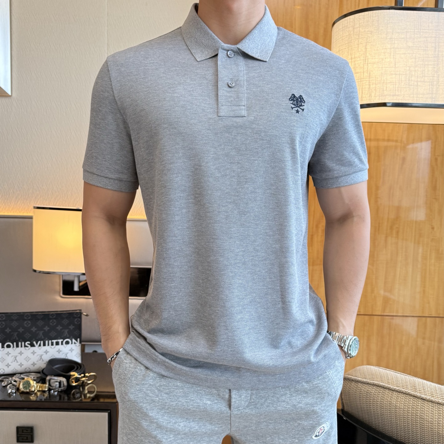 NO:776657,Burberry - 2026ss New Year of the Horse spring and summer new polo collar short-sleeved series. Selected high-quality double mercerized pique cotton fabrics, fashionable big-name element logo design, awesome upper body shape, fine, comfortable and breathable fabrics, super good-looking and a must-have for fashionable men with any combination!  Sizes M-3XL can fit up to 200 pounds!  ,,burberry,T-shirt,19860909巴宝莉 - 2026ss马年春夏新款polo领短袖系列.精选优质双丝光珠地棉面料,时尚大牌元素logo设计,上身版型超赞,面料细腻舒适透气,随意搭配都超级好看时尚型男必备款哦！尺码M-3XL 最大可穿200斤！,,burberry,T-shirt,,Men's clothing