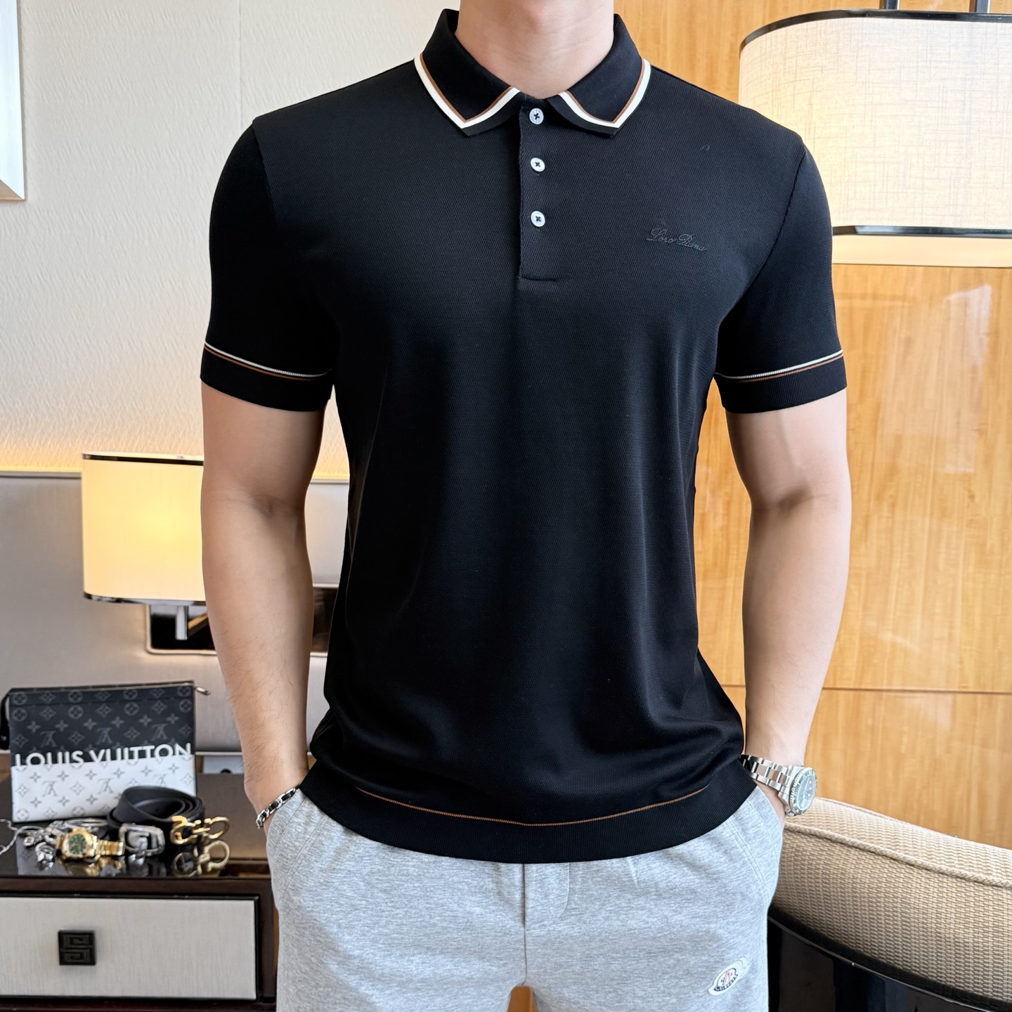 NO:776647,LP Noyo - 2026ss New Year of the Horse spring and summer new polo collar short-sleeved series. Selected high-quality long-staple cotton fabrics, fashionable big-name element logo design, awesome upper body shape, fine, comfortable and breathable fabrics, super good-looking and a must-have for fashionable men with any combination!  Sizes M-3XL can fit up to 200 pounds!  ,,loro piana,T-shirt,19860909LP诺悠 - 2026ss马年春夏新款polo领短袖系列.精选优质长绒棉面料,时尚大牌元素logo设计,上身版型超赞,面料细腻舒适透气,随意搭配都超级好看时尚型男必备款哦！尺码M-3XL 最大可穿200斤！,,loro piana,T-shirt,,Men's clothing