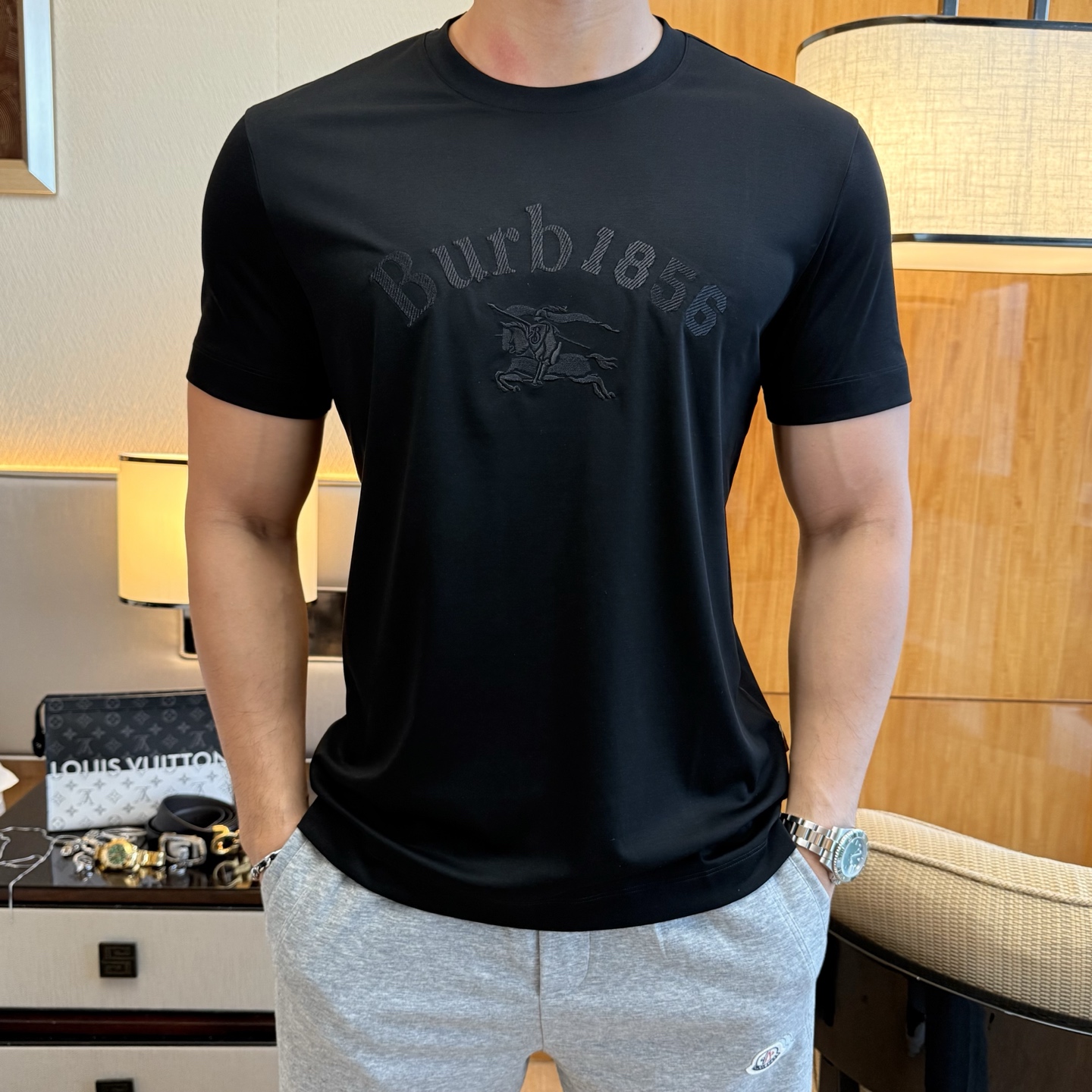NO:776629,Burberry - 2026ss Year of the Horse Spring and Summer premium short-sleeved T-shirt. Official website synchronization. High-end quality. Customized top-grade mercerized cotton fabric, 1:1 production by top manufacturers, fashionable brand heavy craftsmanship logo design, soft and delicate feel. Skin-friendly and comfortable to wear. Versatile and casual. The upper body is very good. Handsome. A must-have for trendy men. Sizes M-4XL. Can wear up to 200 pounds!  ,,burberry,T-shirt,tees,t-shirt,19860909巴宝莉- 2026ss马年贺岁款春夏精品短袖T恤 官网同步 高端品质 定制顶级丝光棉面料,顶级大厂1:1制作,时尚大牌重工艺logo设计,手感柔软细腻 穿着亲肤舒适 百搭休闲 上身非常赞 帅气 潮男必备品 尺码M-4XL 最大可穿200斤！,,burberry,T-shirt,tees，t-shirt,,Men's clothing