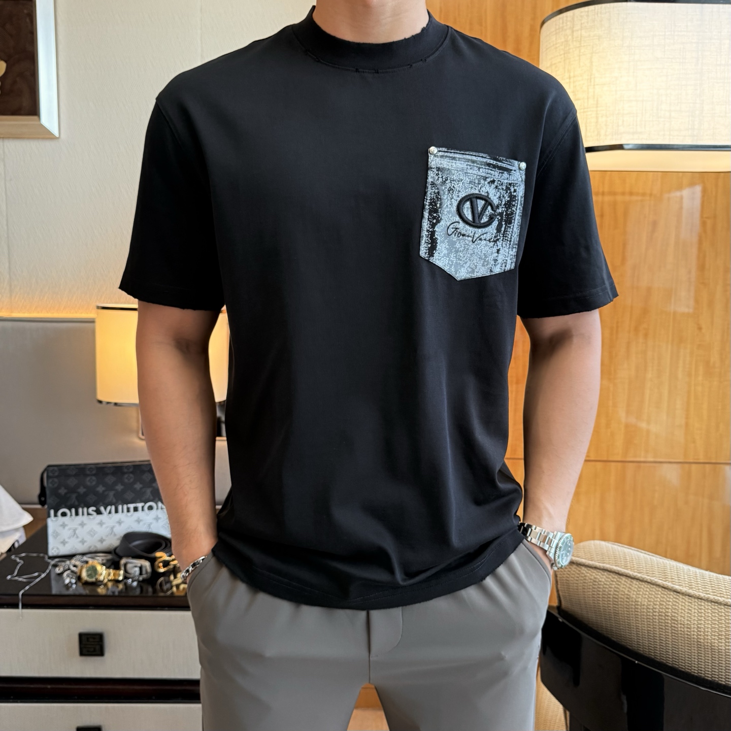 NO:776619,Valentino - 2026 Year of the Horse spring and summer new men's wide-edition short-sleeved T-shirt, urban casual style, a highly designed item, top-grade foreign merchants provide customized cotton fabrics, extremely comfortable and breathable, positive skin-friendly, subverting the comfort experience brought by traditional fabrics, exquisite craftsmanship and accessories. The brand LOGO pattern on the chest is made with unique craftsmanship, with strong style. Original tailoring, meticulous detail processing better highlights its quality. Loose size S-XXL  The maximum weight you can wear!  ,,valentino,T-shirt,tees,t-shirt,19860909华伦天奴 - 2026马年春夏新款男士阔版短袖T恤,都市休闲风格,极具设计感的一款单品,顶级外商客供定制棉面料,上手极微舒适透气,亲肤性积极,颠覆传统面料所带来的舒适体验,工艺辅料考究.胸前品牌LOGO图案以独特工艺制作而成,风格性极强.原版剪裁,一丝不苟细节处理更佳彰显其品质.宽松尺码S-XXL 最大可穿斤！,,valentino,T-shirt,tees，t-shirt,,Men's clothing