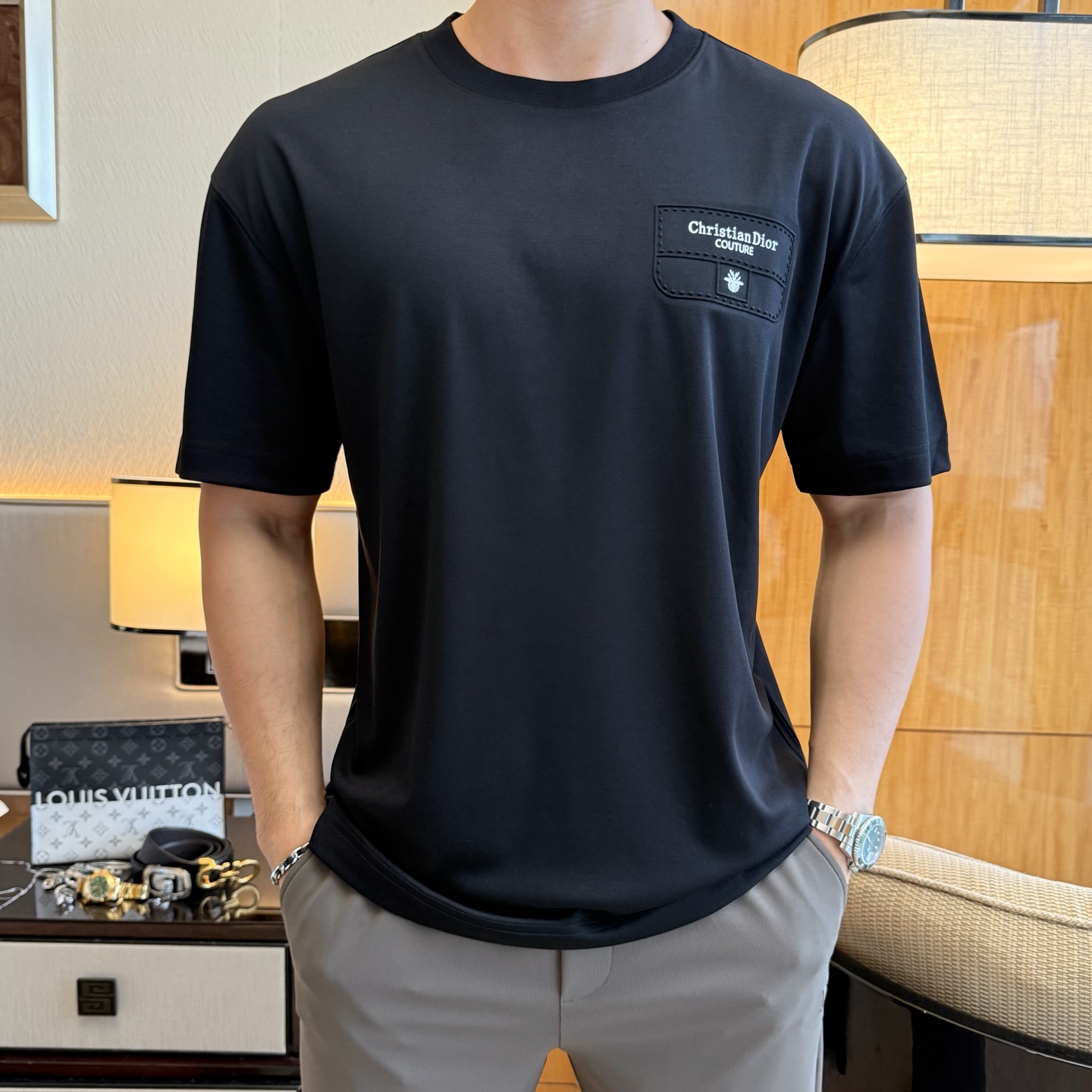 NO:776649,Dior - 2026 Year of the Horse Spring and Summer new men's wide-edition short-sleeved T-shirt, urban casual style, a very design item, top-grade foreign merchants provide customized cotton fabrics, extremely comfortable and breathable, positive skin-friendly, subverting the comfort experience brought by traditional fabrics, exquisite craftsmanship and accessories. The brand LOGO pattern on the chest is made with unique craftsmanship, with strong style. Original tailoring, meticulous detail processing better highlights its quality. Loose size M-3XL  Can wear up to 210 pounds!  ,,dior,T-shirt,tees,t-shirt,19860909迪奥 - 2026马年春夏新款男士阔版短袖T恤,都市休闲风格,极具设计感的一款单品,顶级外商客供定制棉面料,上手极微舒适透气,亲肤性积极,颠覆传统面料所带来的舒适体验,工艺辅料考究.胸前品牌LOGO图案以独特工艺制作而成,风格性极强.原版剪裁,一丝不苟细节处理更佳彰显其品质.宽松尺码M-3XL 最大可穿210斤！,,dior,T-shirt,tees，t-shirt,,Men's clothing