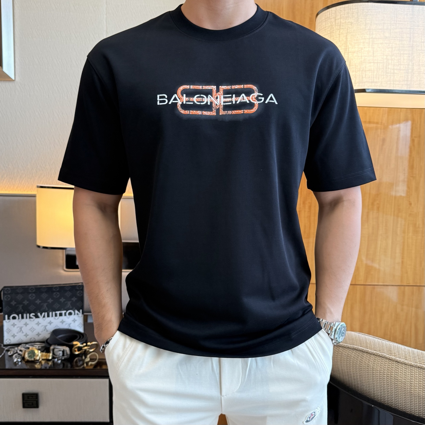NO:776655,Balenciaga - 2026 Year of the Horse spring and summer new men's wide-edition short-sleeved T-shirt, urban casual style, a very design item, top-grade foreign merchants provide customized cotton fabrics, extremely comfortable and breathable, positive skin-friendly, subverting the comfort experience brought by traditional fabrics, exquisite craftsmanship and accessories. The brand LOGO pattern on the chest is made with unique craftsmanship, with strong style. Original tailoring, meticulous detail processing better highlights its quality. Loose size M-3XL  The maximum weight you can wear!  ,,balenciaga,T-shirt,tees,t-shirt,19860909巴黎世家 - 2026马年春夏新款男士阔版短袖T恤,都市休闲风格,极具设计感的一款单品,顶级外商客供定制棉面料,上手极微舒适透气,亲肤性积极,颠覆传统面料所带来的舒适体验,工艺辅料考究.胸前品牌LOGO图案以独特工艺制作而成,风格性极强.原版剪裁,一丝不苟细节处理更佳彰显其品质.宽松尺码M-3XL 最大可穿斤！,,balenciaga,T-shirt,tees，t-shirt,,Men's clothing