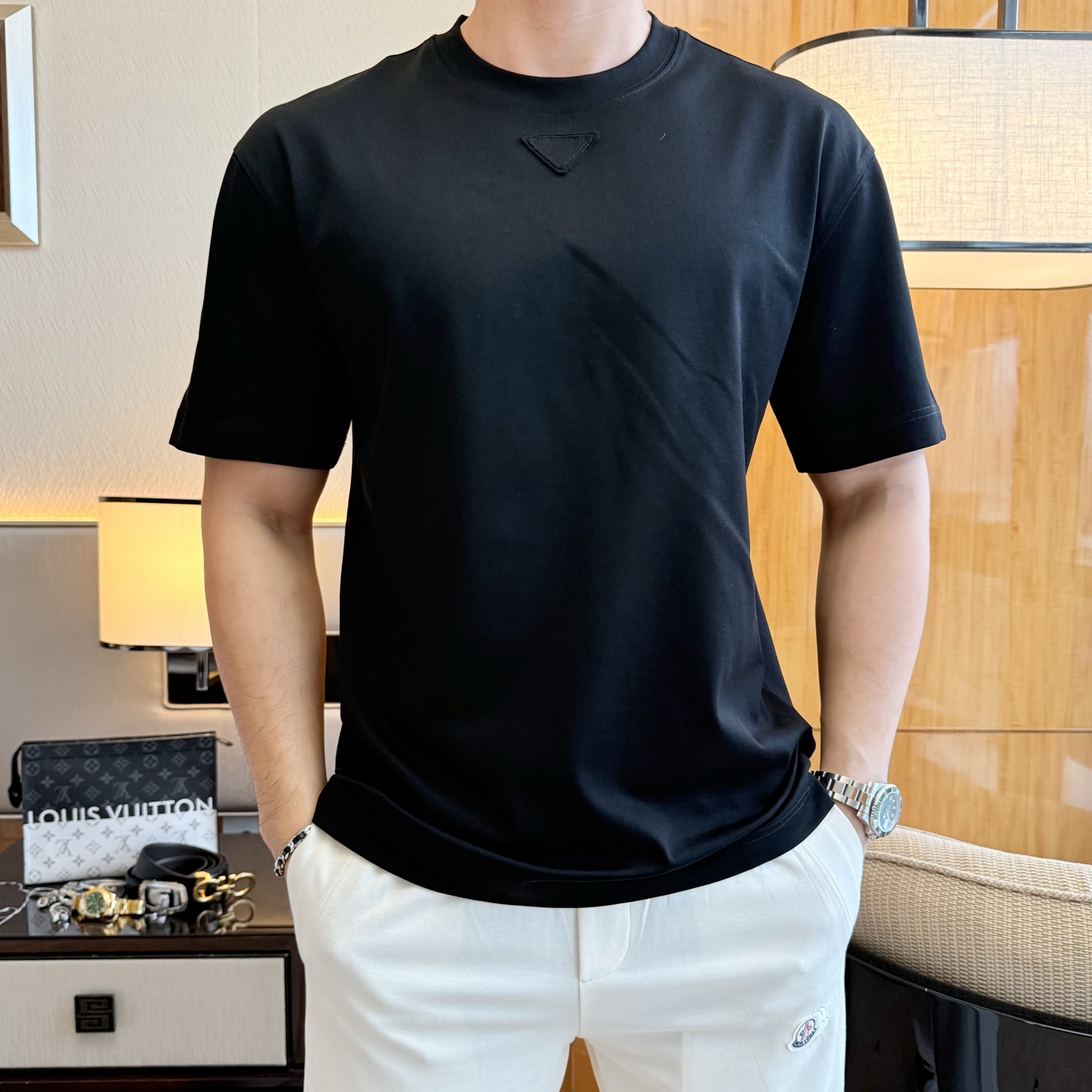 NO:776652,Prada - 2026 Year of the Horse Spring and Summer new men's wide-edition short-sleeved T-shirt, urban casual style, a highly designed item, top-grade foreign merchants provide customized cotton fabrics, extremely comfortable and breathable, positive skin-friendly, subverting the comfort experience brought by traditional fabrics, exquisite craftsmanship and accessories. The brand LOGO pattern on the chest is made with unique craftsmanship, with strong style. Original tailoring, meticulous detail processing better highlights its quality. Loose size M-3XL  Can wear up to 210 pounds!  ,,prada,T-shirt,tees,t-shirt,19860909普拉达 - 2026马年春夏新款男士阔版短袖T恤,都市休闲风格,极具设计感的一款单品,顶级外商客供定制棉面料,上手极微舒适透气,亲肤性积极,颠覆传统面料所带来的舒适体验,工艺辅料考究.胸前品牌LOGO图案以独特工艺制作而成,风格性极强.原版剪裁,一丝不苟细节处理更佳彰显其品质.宽松尺码M-3XL 最大可穿210斤！,,prada,T-shirt,tees，t-shirt,,Men's clothing