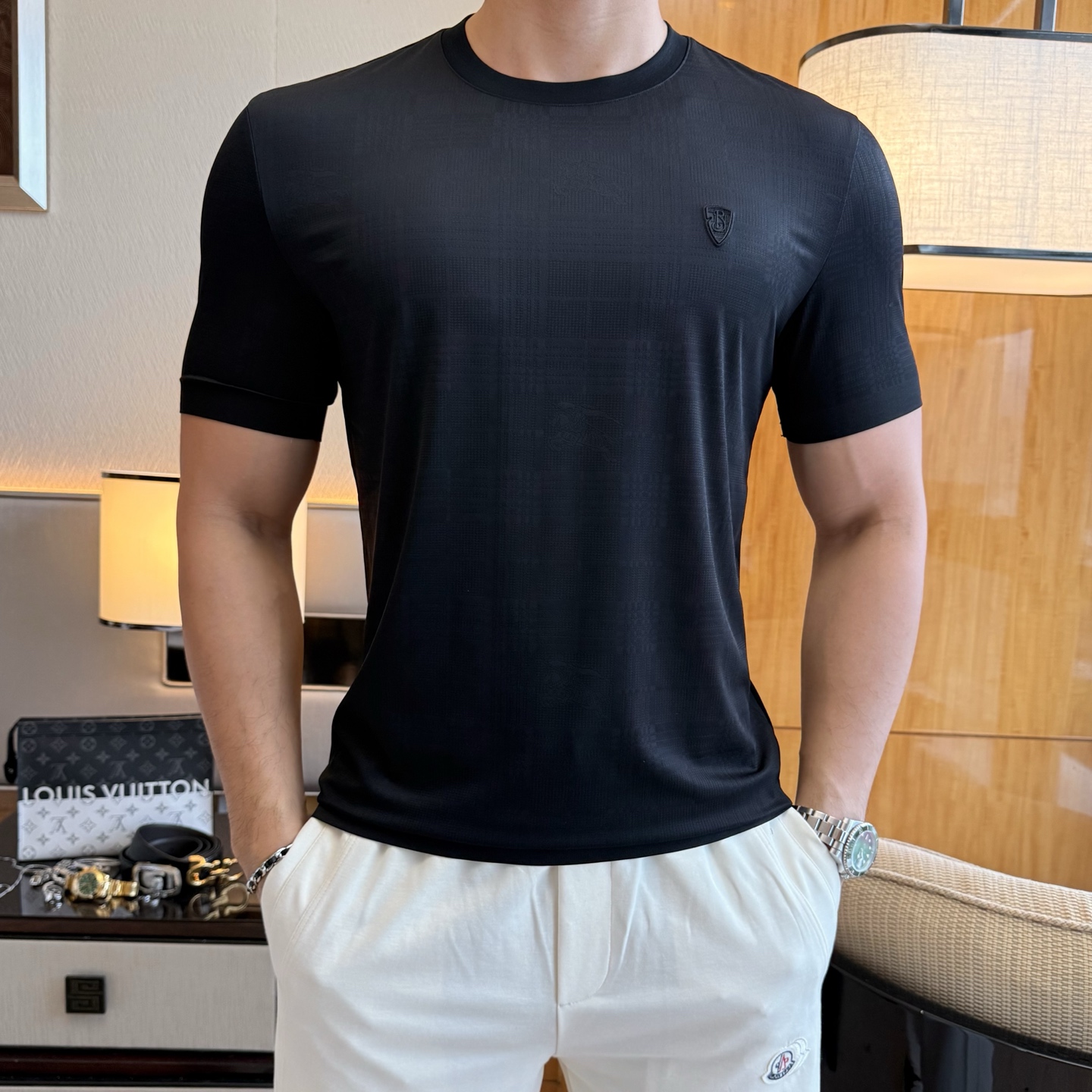 NO:776638,Burberry - 2026ss Year of the Horse Spring and Summer boutique short-sleeved T-shirt. Official website synchronization. High-end quality. Customized top-grade mercerized cotton fabric, 1:1 production by top manufacturers, fashionable brand heavy craftsmanship logo design, soft and delicate feel. Skin-friendly and comfortable to wear. Versatile and casual. The upper body is very good. Handsome. A must-have for trendy men. Size M-3XL. Can wear up to 200 pounds!  ,,burberry,T-shirt,tees,t-shirt,19860909巴宝莉 - 2026ss马年贺岁款春夏精品短袖T恤 官网同步 高端品质 定制顶级丝光棉面料,顶级大厂1:1制作,时尚大牌重工艺logo设计,手感柔软细腻 穿着亲肤舒适 百搭休闲 上身非常赞 帅气 潮男必备品 尺码M-3XL 最大可穿200斤！,,burberry,T-shirt,tees，t-shirt,,Men's clothing