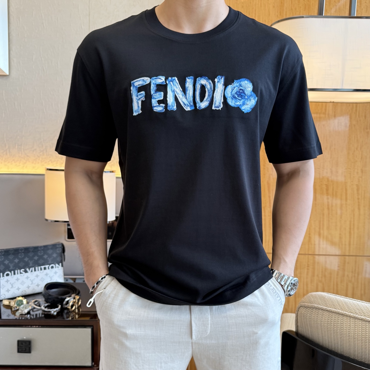 NO:840709,Fendi - 2026 Year of the Horse spring and summer new men's wide-edition short-sleeved T-shirt, urban casual style, a highly designed item, top-grade foreign merchants provide customized cotton fabrics, extremely comfortable and breathable, positive skin-friendly, subverting the comfort experience brought by traditional fabrics, exquisite craftsmanship and accessories. The brand LOGO pattern on the chest is made with unique craftsmanship, with strong style. Original tailoring, meticulous detail processing better highlights its quality. Loose size M-3XL  Can wear up to 220 pounds!  ,,fendi,T-shirt,tees,t-shirt,19860909芬迪 - 2026马年春夏新款男士阔版短袖T恤,都市休闲风格,极具设计感的一款单品,顶级外商客供定制棉面料,上手极微舒适透气,亲肤性积极,颠覆传统面料所带来的舒适体验,工艺辅料考究.胸前品牌LOGO图案以独特工艺制作而成,风格性极强.原版剪裁,一丝不苟细节处理更佳彰显其品质.宽松尺码M-3XL 最大可穿220斤！,,fendi,T-shirt,tees，t-shirt,,Men's clothing