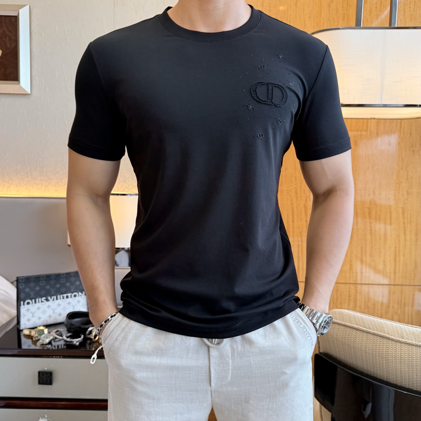 NO:846105,Dior - 2026ss Spring and Summer high-quality short-sleeved T-shirt for the Year of the Horse. Official website synchronization. High-end quality. Customized top-grade mercerized cotton fabric, 1:1 production by top manufacturers, fashionable brand heavy craftsmanship logo design, soft and delicate feel. Skin-friendly and comfortable to wear. Versatile and casual. The upper body is very good. Handsome. A must-have for trendy men. Sizes M-3XL. Can wear up to 200 pounds!  ,,dior,T-shirt,tees,t-shirt,19860909迪奥- 2026ss马年贺岁款春夏精品短袖T恤 官网同步 高端品质 定制顶级丝光棉面料,顶级大厂1:1制作,时尚大牌重工艺logo设计,手感柔软细腻 穿着亲肤舒适 百搭休闲 上身非常赞 帅气 潮男必备品 尺码M-3XL 最大可穿200斤！,,dior,T-shirt,tees，t-shirt,,Men's clothing