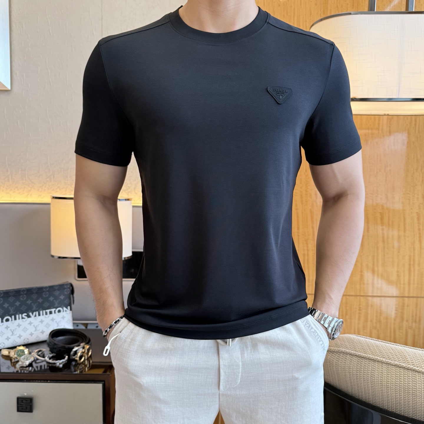 NO:846101,Prada - 2026ss Spring and Summer high-quality short-sleeved T-shirt for the Year of the Horse, synchronized with the official website, high-end quality, customized top-grade mercerized cotton fabric, 1:1 production by top manufacturers, fashionable brand heavy craftsmanship logo design, soft and delicate feel, skin-friendly and comfortable to wear, versatile and casual, the upper body is very good, handsome, a must-have for trendy men, size M-3XL, can wear up to 200 pounds!  ,,prada,T-shirt,tees,t-shirt,19860909普拉达 - 2026ss马年贺岁款春夏精品短袖T恤 官网同步 高端品质 定制顶级丝光棉面料,顶级大厂1:1制作,时尚大牌重工艺logo设计,手感柔软细腻 穿着亲肤舒适 百搭休闲 上身非常赞 帅气 潮男必备品 尺码M-3XL 最大可穿200斤！,,prada,T-shirt,tees，t-shirt,,Men's clothing