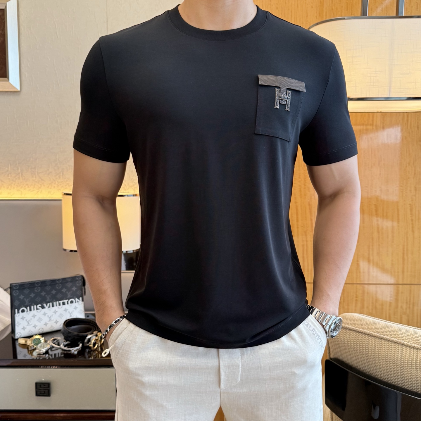 NO:846120,Hermès - 2026ss Year of the Horse Spring and Summer high-quality short-sleeved T-shirts. Official website synchronization. High-end quality. Customized top-grade mercerized cotton fabric, 1:1 production by top manufacturers, fashionable brand heavy craftsmanship logo design, soft and delicate feel. Skin-friendly and comfortable to wear. Versatile and casual. The upper body is very good. Handsome. A must-have for trendy men. Sizes M-3XL. Can wear up to 200 pounds!  ,,hermes,T-shirt,tees,t-shirt,19860909爱玛仕 - 2026ss马年贺岁款春夏精品短袖T恤 官网同步 高端品质 定制顶级丝光棉面料,顶级大厂1:1制作,时尚大牌重工艺logo设计,手感柔软细腻 穿着亲肤舒适 百搭休闲 上身非常赞 帅气 潮男必备品 尺码M-3XL 最大可穿200斤！,,hermes,T-shirt,tees，t-shirt,,Men's clothing