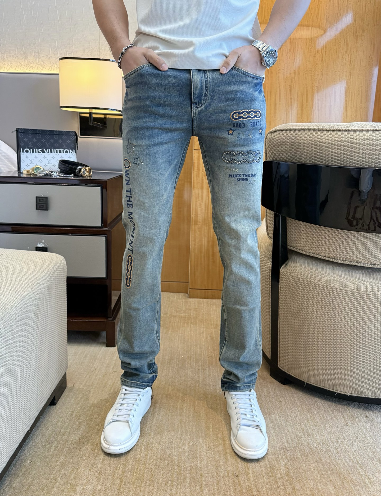 NO:843567,Gucci - 2026ss hot spring and summer jeans for the Year of the Horse. Original 1:1 production, the perfect choice for daily essentials, simple and elegant, fashionable and stylish, customized imported denim fabric, heavy washing process, complex workmanship and exquisite craftsmanship. Easily cater to the needs of the four seasons, soft and elastic to the touch, smooth and neat, original accessories and hardware, comfortable upper body, very easy to wear and durable, code number 29-36,,jeans,19860909古奇 - 2026ss马年春夏大爆款牛仔裤.原单1:1制作,日常必备的完美之选,简单大气亦时尚有型,定制进口丹宁面料 ,重工洗水工艺,做工复杂工艺精湛.轻松迎合四季需要,手感柔软带弹力,流畅利落,原版辅料五金,上身舒适非常易搭耐看码数29-36,,jeans,,Men's clothing