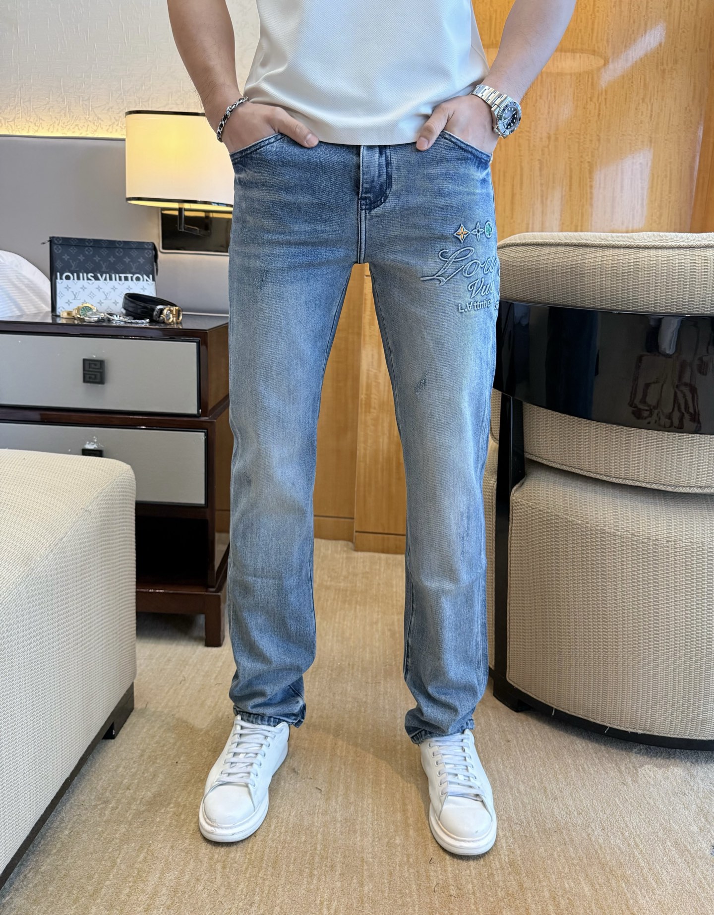 NO:843569,LV - 2026ss hot spring and summer jeans for the Year of the Horse. Made from original 1:1, perfect for daily use, simple and stylish, custom imported denim fabric, heavy washing process, complex workmanship and exquisite craftsmanship. Easily cater to the needs of the four seasons, soft and elastic to the touch, smooth and neat, original accessories and hardware, comfortable upper body, very easy to wear and durable, size 29-36,, louis vuitton, jeans,19860909LV - 2026ss马年春夏大爆款牛仔裤.原单1:1制作,日常必备的完美之选,简单大气亦时尚有型,定制进口丹宁面料 ,重工洗水工艺,做工复杂工艺精湛.轻松迎合四季需要,手感柔软带弹力,流畅利落,原版辅料五金,上身舒适非常易搭耐看码数29-36,,louis vuitton,jeans,,Men's clothing