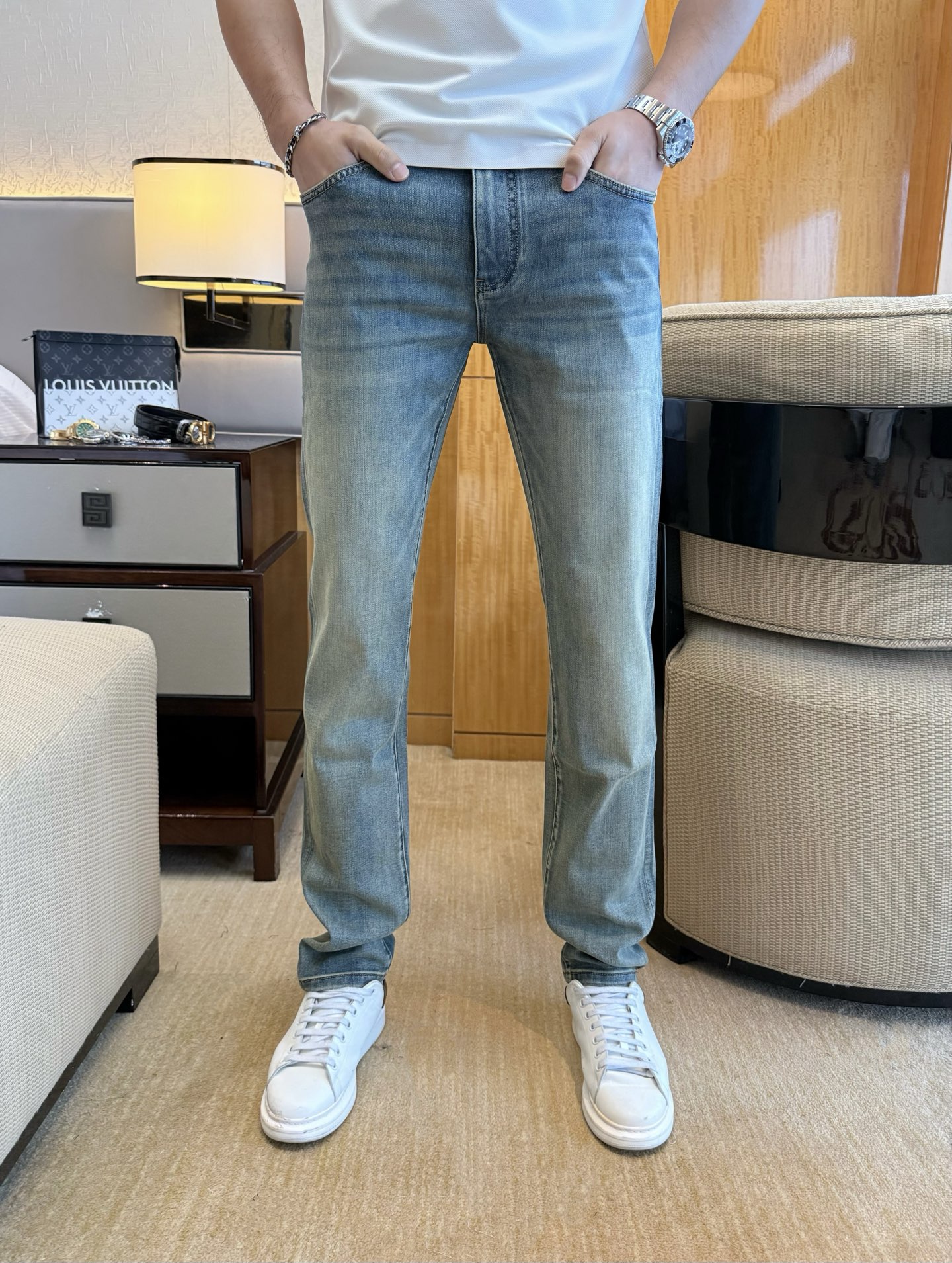 NO:843544,Burberry - 2026ss hot spring and summer jeans for the Year of the Horse. Original 1:1 production, a perfect choice for daily essentials, simple and elegant, fashionable and stylish, customized imported denim fabric, heavy washing process, complex workmanship and exquisite craftsmanship. Easily cater to the needs of the four seasons, soft and elastic to the touch, smooth and neat, original accessories and hardware, comfortable upper body, very easy to wear and durable, size 29-36,, burberry, jeans,19860909巴宝莉 - 2026ss马年春夏大爆款牛仔裤.原单1:1制作,日常必备的完美之选,简单大气亦时尚有型,定制进口丹宁面料 ,重工洗水工艺,做工复杂工艺精湛.轻松迎合四季需要,手感柔软带弹力,流畅利落,原版辅料五金,上身舒适非常易搭耐看码数29-36,,burberry,jeans,,Men's clothing