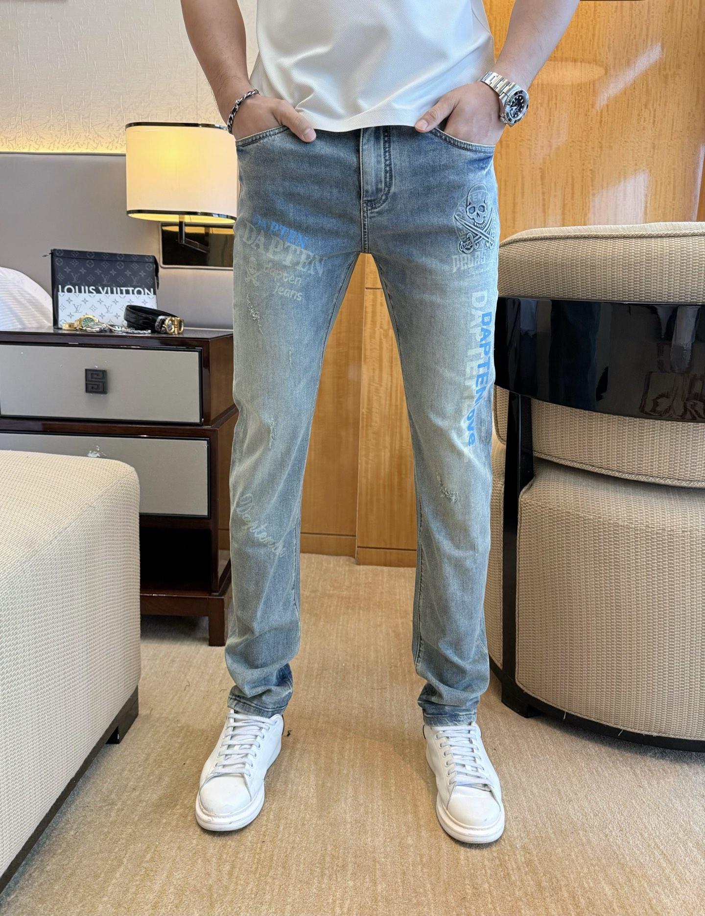 NO:843547,Pp - 2026ss hot spring and summer jeans for the Year of the Horse. Original 1:1 production, the perfect choice for daily necessities, simple and stylish, custom imported denim fabric, heavy washing process, complex workmanship and exquisite craftsmanship. Easily cater to the needs of the four seasons, soft and elastic to the touch, smooth and neat, original accessories and hardware, comfortable upper body, very easy to wear and durable, code number 29-36,,jeans,19860909Pp - 2026ss马年春夏大爆款牛仔裤.原单1:1制作,日常必备的完美之选,简单大气亦时尚有型,定制进口丹宁面料 ,重工洗水工艺,做工复杂工艺精湛.轻松迎合四季需要,手感柔软带弹力,流畅利落,原版辅料五金,上身舒适非常易搭耐看码数29-36,,jeans,,Men's clothing