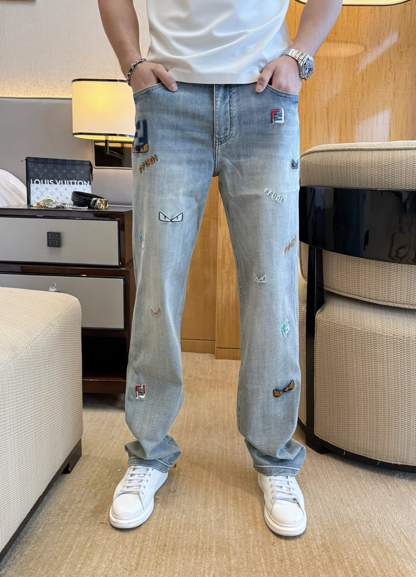 NO:836707,Fendi - 2026ss hot-selling spring and summer wide-leg jeans for the Year of the Horse. Made from the original 1:1, the perfect choice for daily essentials, simple and elegant, fashionable and stylish, customized imported denim fabric, heavy washing process, complex workmanship and exquisite craftsmanship. Easily cater to the needs of the four seasons, soft and elastic to the touch, smooth and neat, original accessories and hardware, comfortable upper body, very easy to wear and durable, code number 29-36,,fendi,jeans,19860909芬迪 - 2026ss马年春夏大爆款宽腿牛仔裤.原单1:1制作,日常必备的完美之选,简单大气亦时尚有型,定制进口丹宁面料 ,重工洗水工艺,做工复杂工艺精湛.轻松迎合四季需要,手感柔软带弹力,流畅利落,原版辅料五金,上身舒适非常易搭耐看码数29-36,,fendi,jeans,,Men's clothing