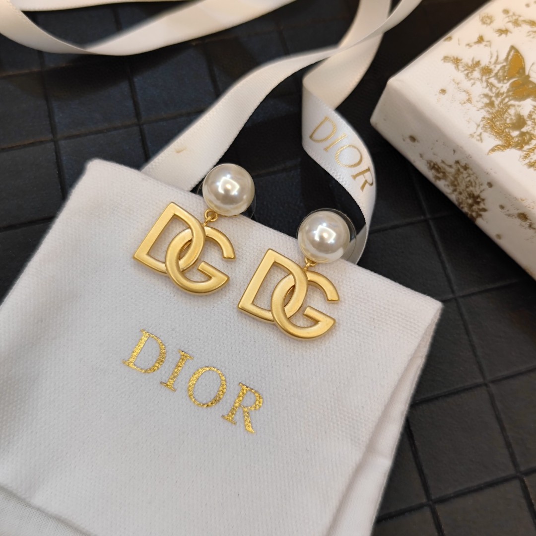 Dolce & Gabbana Dolce&Gabbana 杜嘉班纳 DG字母珍珠秀场耳钉款 优雅大方 精工设计 百搭 美女