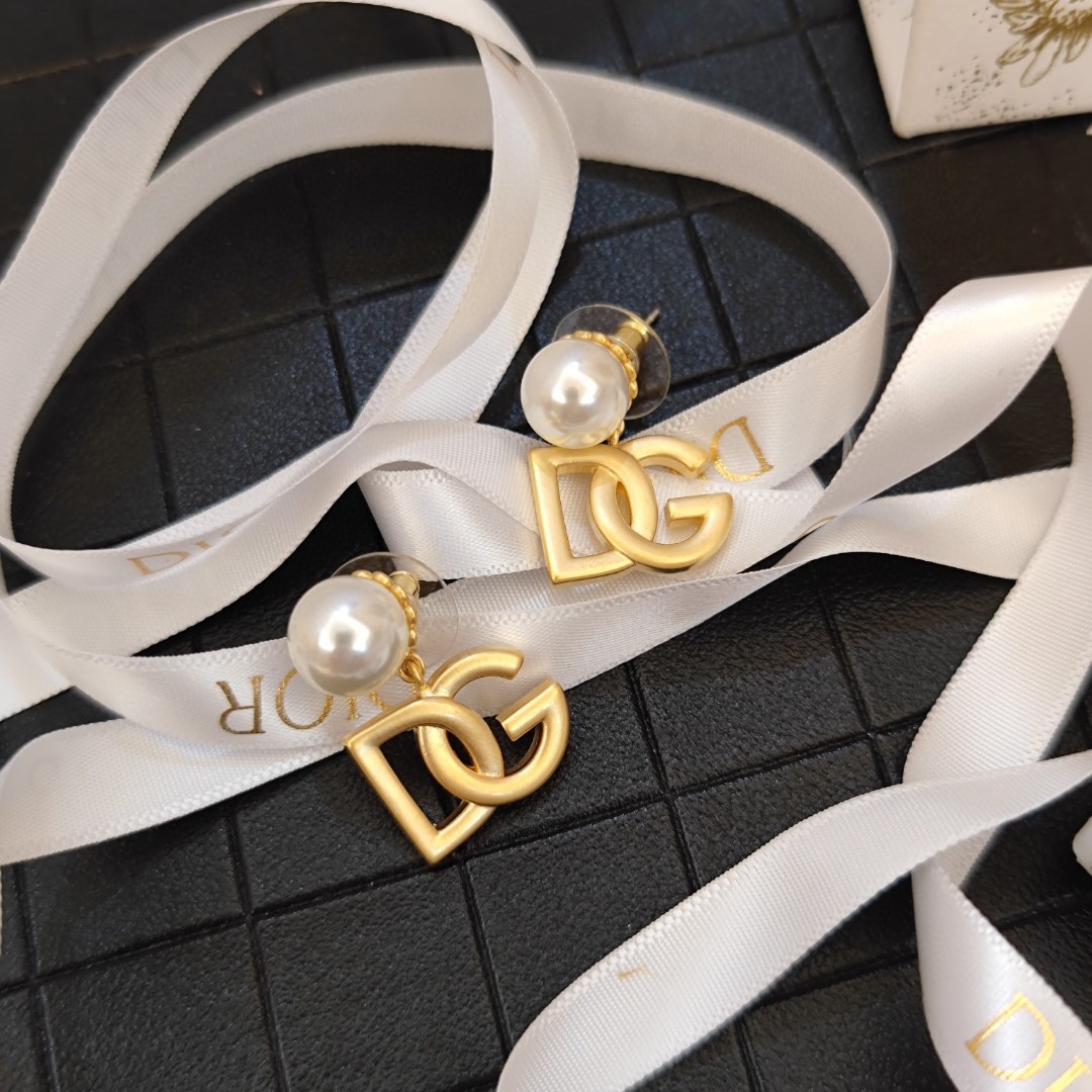 Dolce & Gabbana Dolce&Gabbana 杜嘉班纳 DG字母珍珠秀场耳钉款 优雅大方 精工设计 百搭 美女