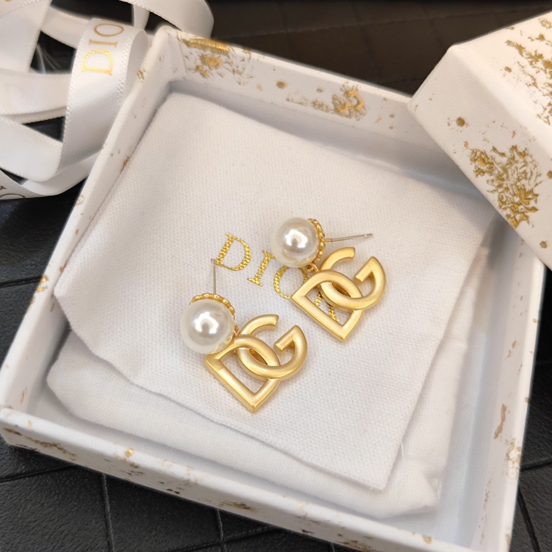 Dolce & Gabbana Dolce&Gabbana 杜嘉班纳 DG字母珍珠秀场耳钉款 优雅大方 精工设计 百搭 美女