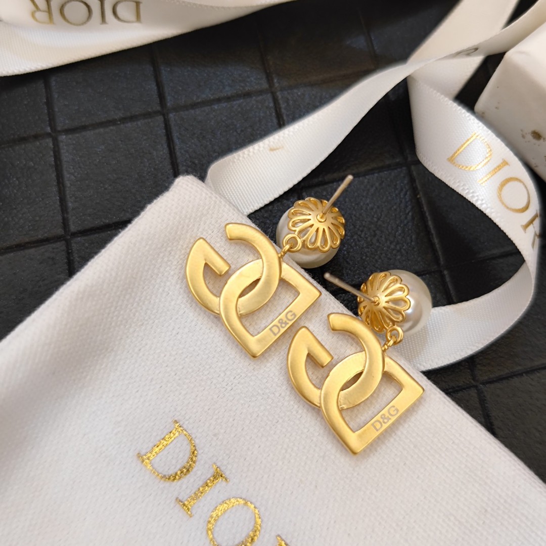 Dolce & Gabbana Dolce&Gabbana 杜嘉班纳 DG字母珍珠秀场耳钉款 优雅大方 精工设计 百搭 美女