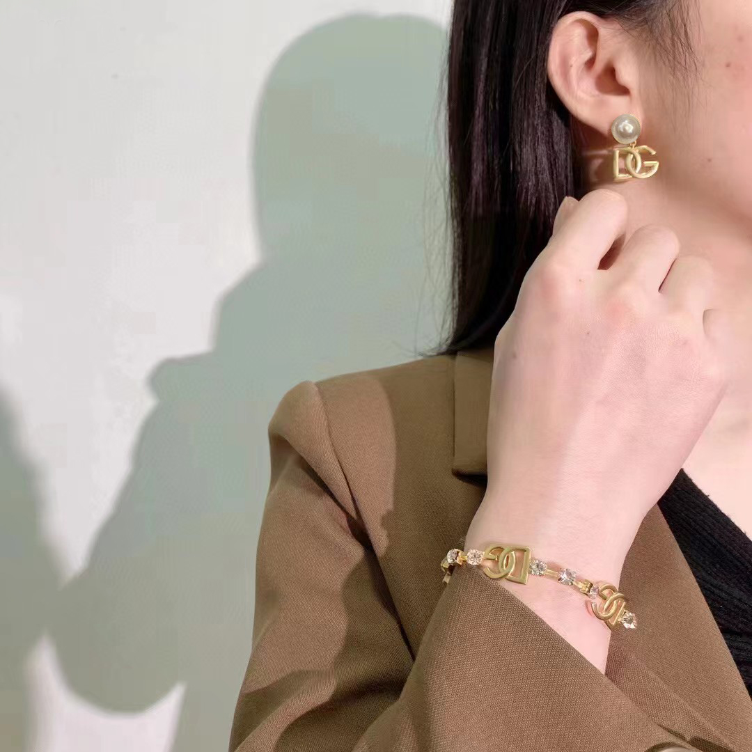 Dolce & Gabbana Dolce&Gabbana 杜嘉班纳 DG字母珍珠秀场耳钉款 优雅大方 精工设计 百搭 美女
