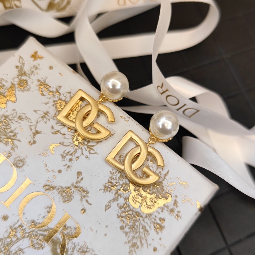 Dolce & Gabbana Dolce&Gabbana 杜嘉班纳 DG字母珍珠秀场耳钉款 优雅大方 精工设计 百搭 美女
