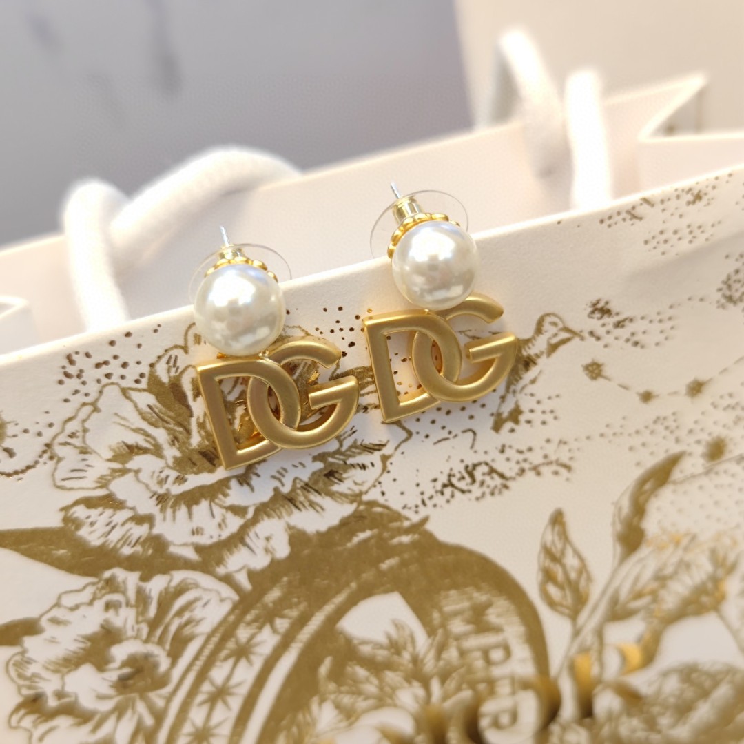 Dolce & Gabbana Dolce&Gabbana 杜嘉班纳 DG字母珍珠秀场耳钉款 优雅大方 精工设计 百搭 美女
