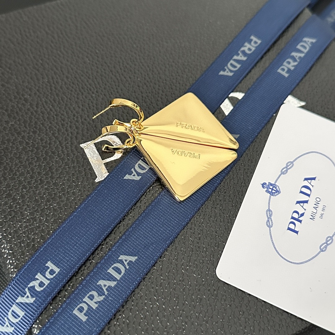 Prada PRADA（普拉达）今年的Prada简直是开挂