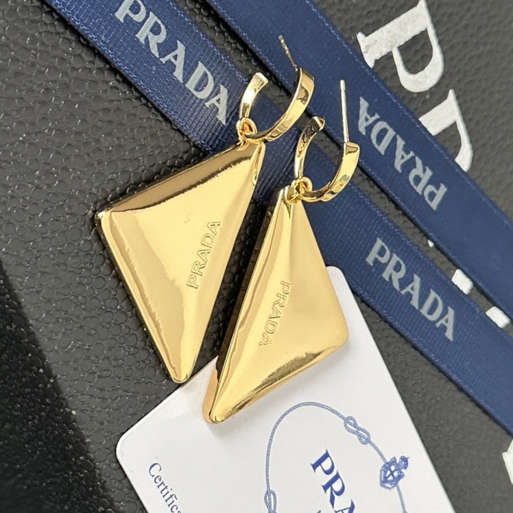 Prada PRADA（普拉达）今年的Prada简直是开挂