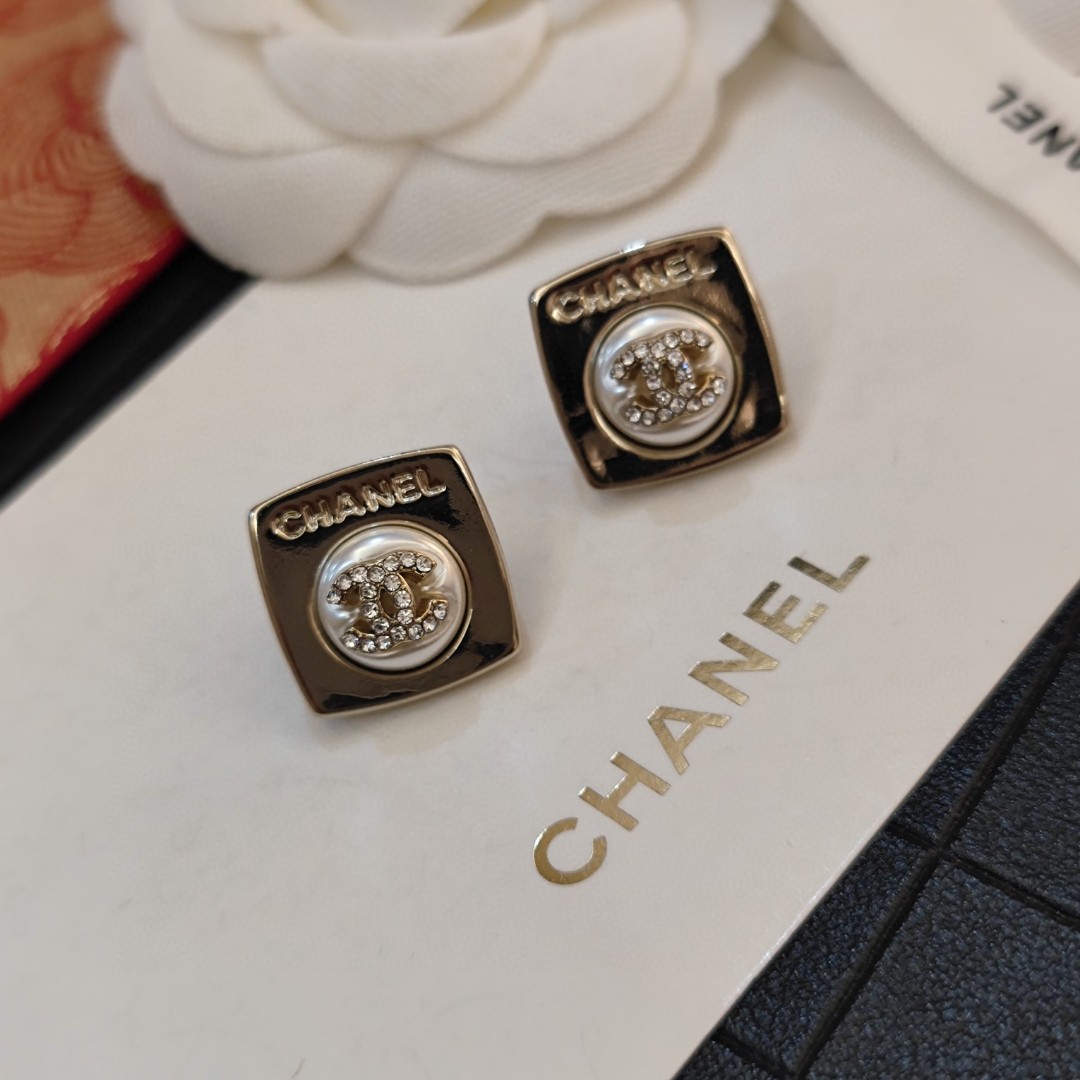 Chanel 卖疯了小香官网主推 精工版小香 最新 Chanel 方形珍珠晶钻字母耳钉耳环 字母新款珍珠
