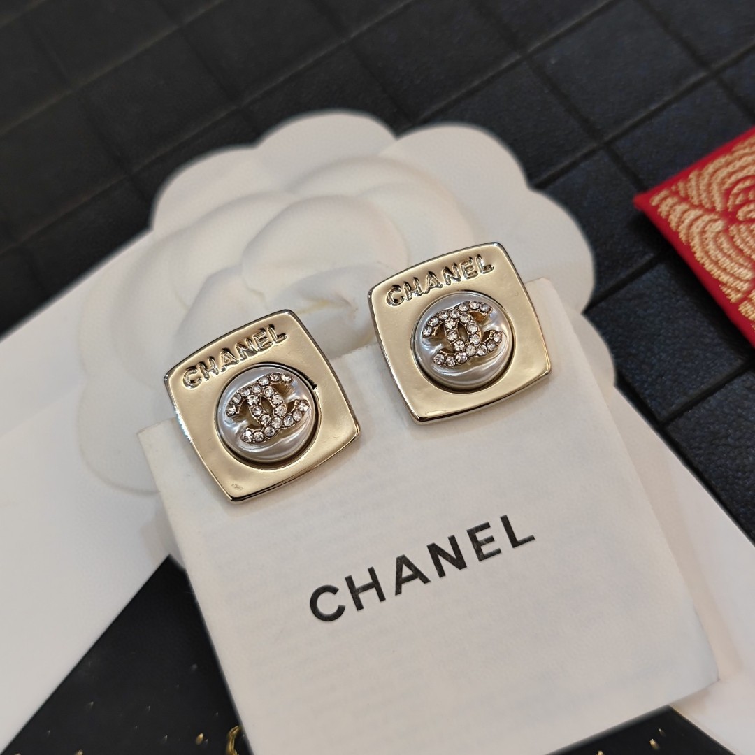 Chanel 卖疯了小香官网主推 精工版小香 最新 Chanel 方形珍珠晶钻字母耳钉耳环 字母新款珍珠