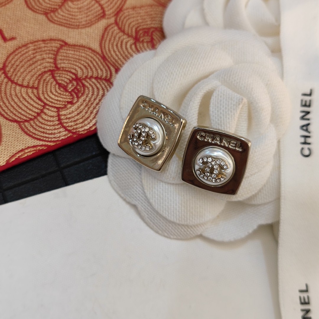 Chanel 卖疯了小香官网主推 精工版小香 最新 Chanel 方形珍珠晶钻字母耳钉耳环 字母新款珍珠