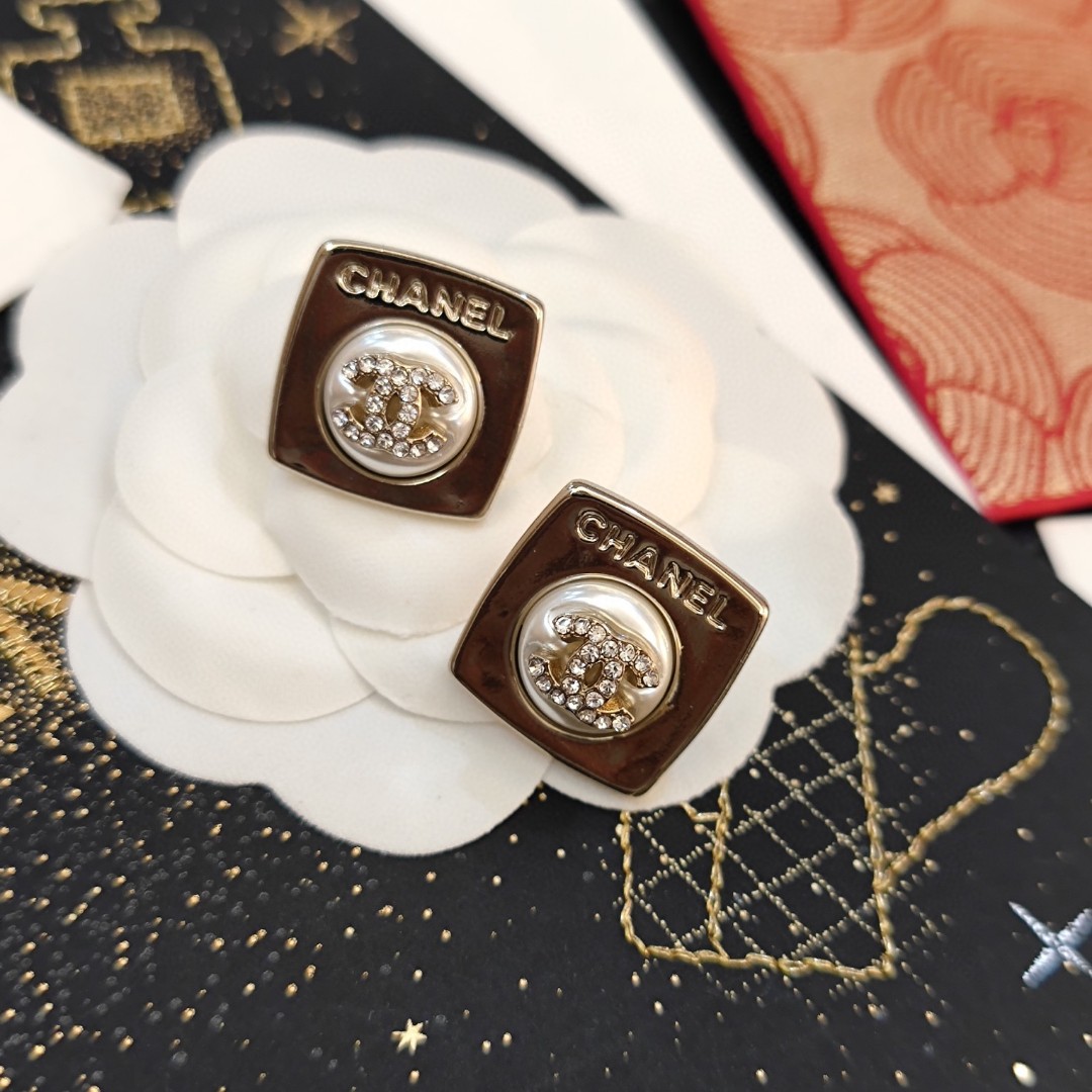 Chanel 卖疯了小香官网主推 精工版小香 最新 Chanel 方形珍珠晶钻字母耳钉耳环 字母新款珍珠