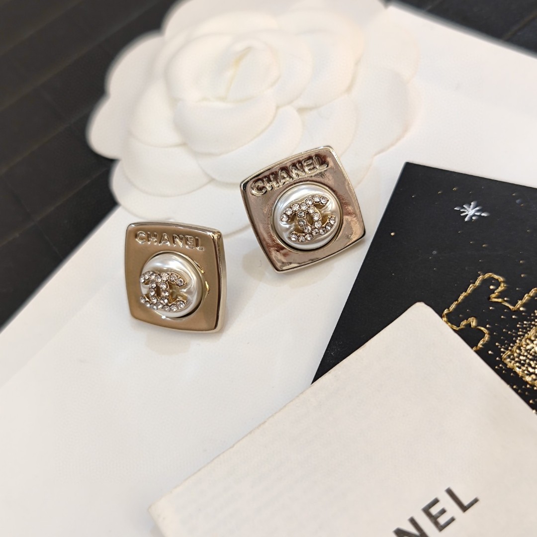 Chanel 卖疯了小香官网主推 精工版小香 最新 Chanel 方形珍珠晶钻字母耳钉耳环 字母新款珍珠
