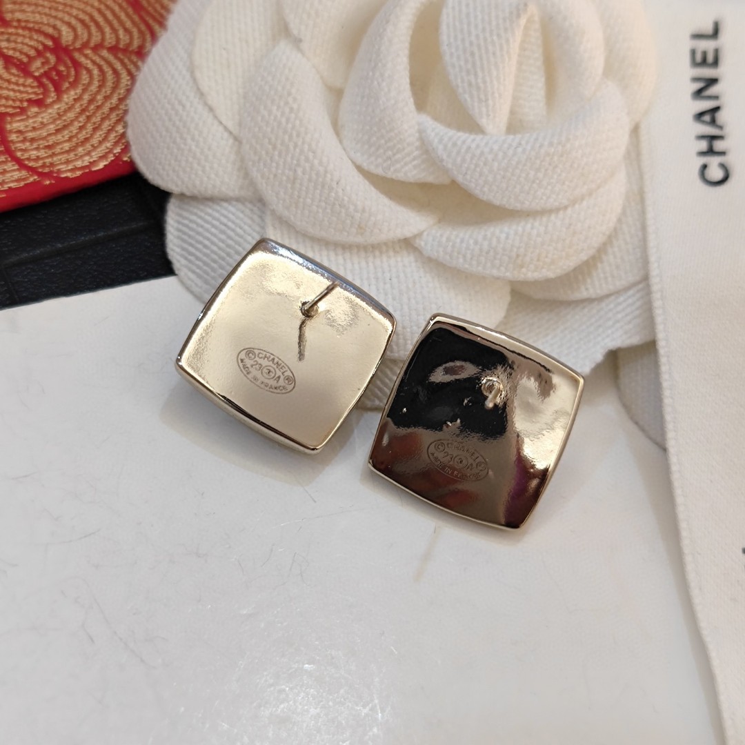Chanel 卖疯了小香官网主推 精工版小香 最新 Chanel 方形珍珠晶钻字母耳钉耳环 字母新款珍珠