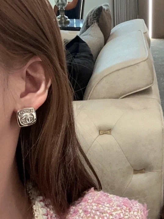 Chanel 卖疯了小香官网主推 精工版小香 最新 Chanel 方形珍珠晶钻字母耳钉耳环 字母新款珍珠