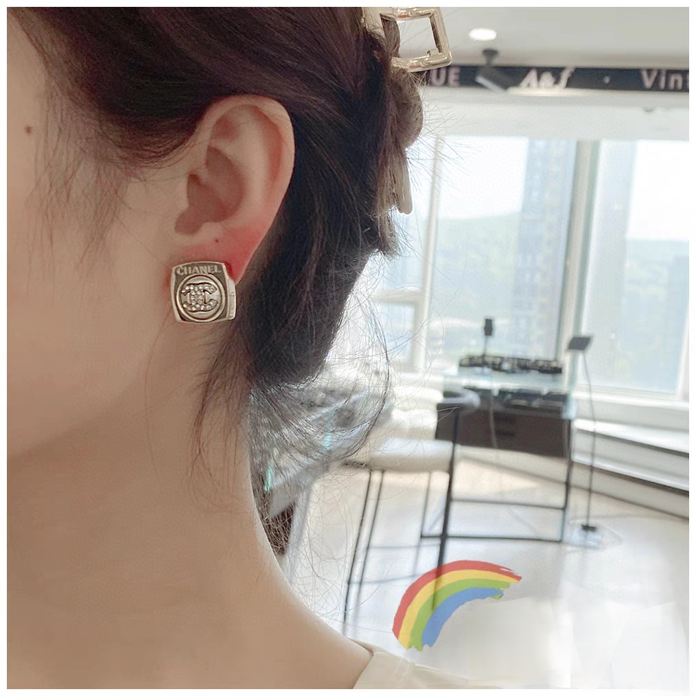 Chanel 卖疯了小香官网主推 精工版小香 最新 Chanel 方形珍珠晶钻字母耳钉耳环 字母新款珍珠