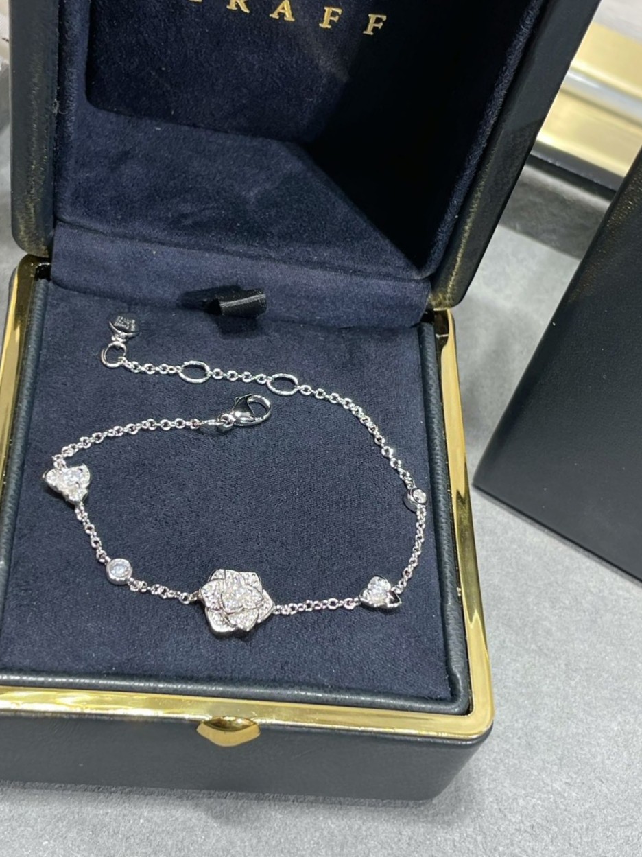 Title: “Luxurious Gold and Platinum Jewelry Collection for a Stylish and Elegant Look” Summary: A collection of stunning gold and platinum jewelry pieces that add elegance and style to any outfit. - 图片 9