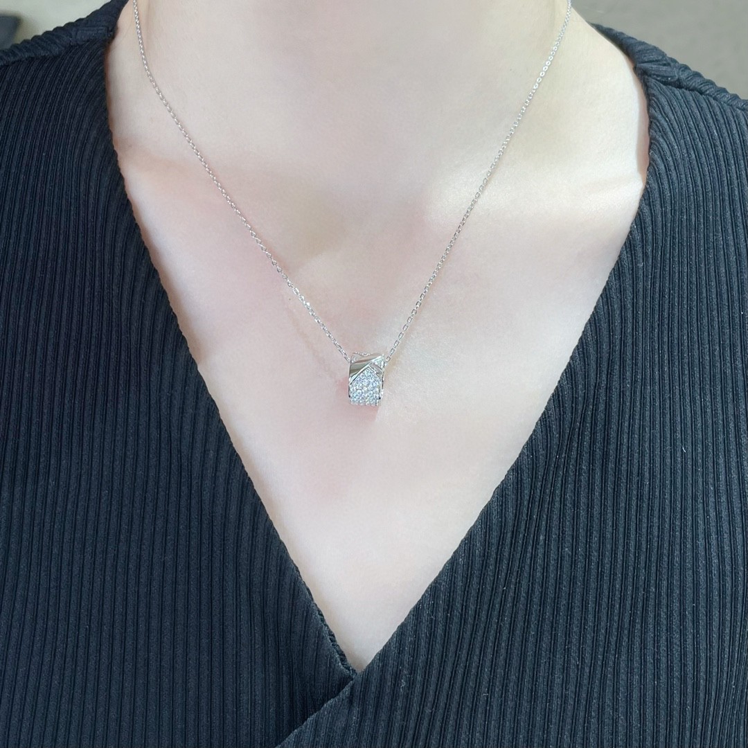 “Chaumet’s Court of Life: Romantic Gold Mass Necklaces for Love Rituals” - 图片 7