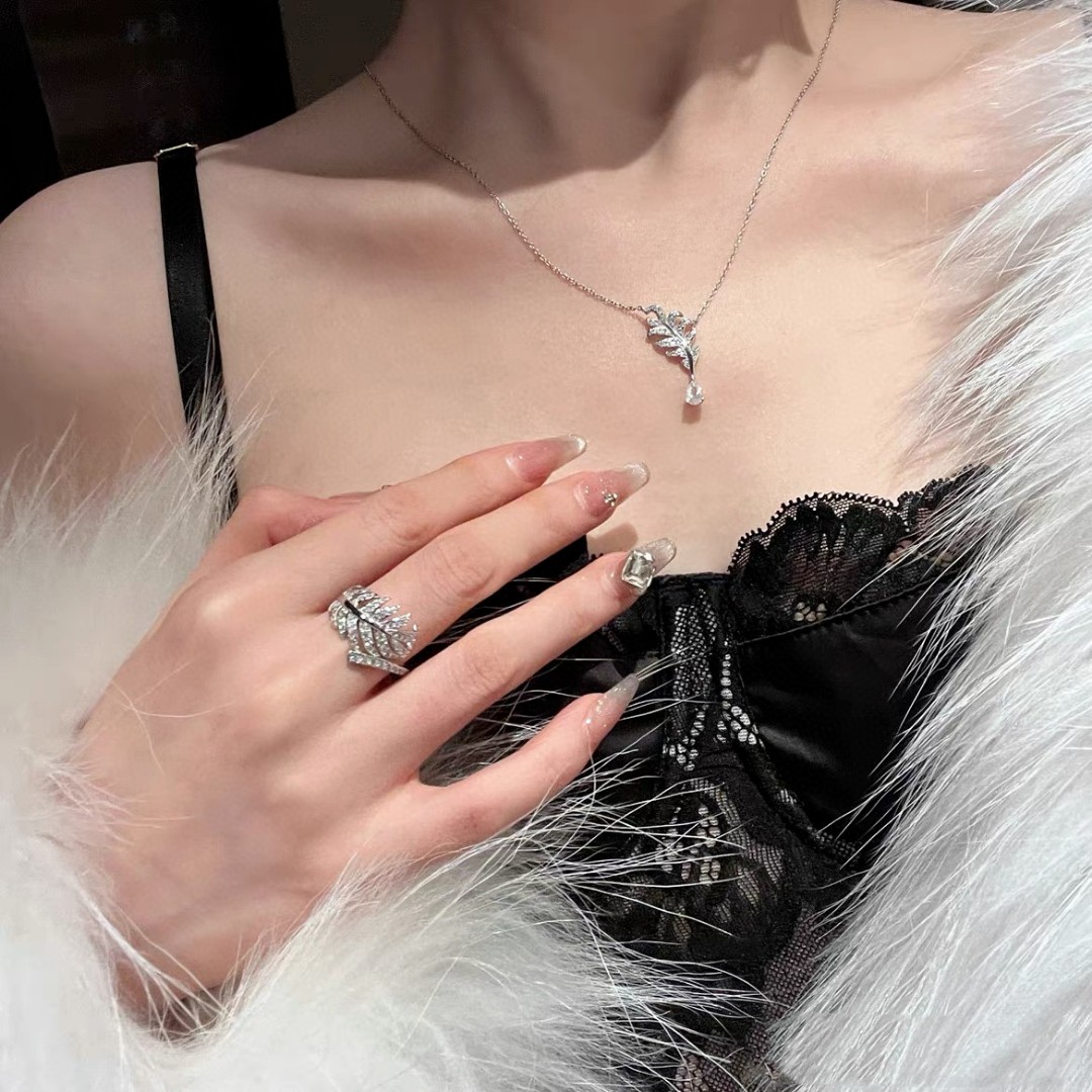 Chanel Chanel Plume de 羽毛项链羽毛满钻项链 Plume 是法文羽毛的意思
