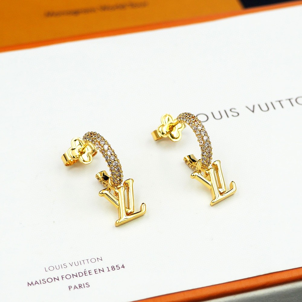 Louis Vuitton LV26款驴家圆环字母流苏耳环 非常 很有设计感 太爱啦 它是L今年众多新款中最美的一个系列