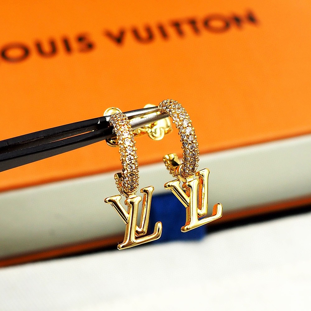 Louis Vuitton LV26款驴家圆环字母流苏耳环 非常 很有设计感 太爱啦 它是L今年众多新款中最美的一个系列