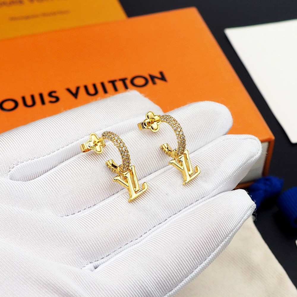 Louis Vuitton LV26款驴家圆环字母流苏耳环 非常 很有设计感 太爱啦 它是L今年众多新款中最美的一个系列