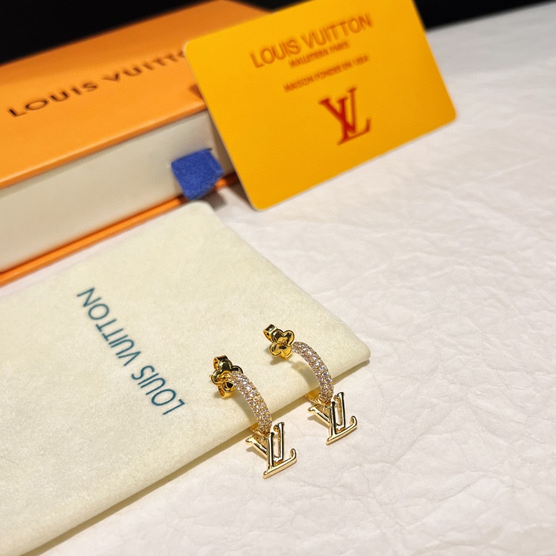 Louis Vuitton LV26款驴家圆环字母流苏耳环 非常 很有设计感 太爱啦 它是L今年众多新款中最美的一个系列