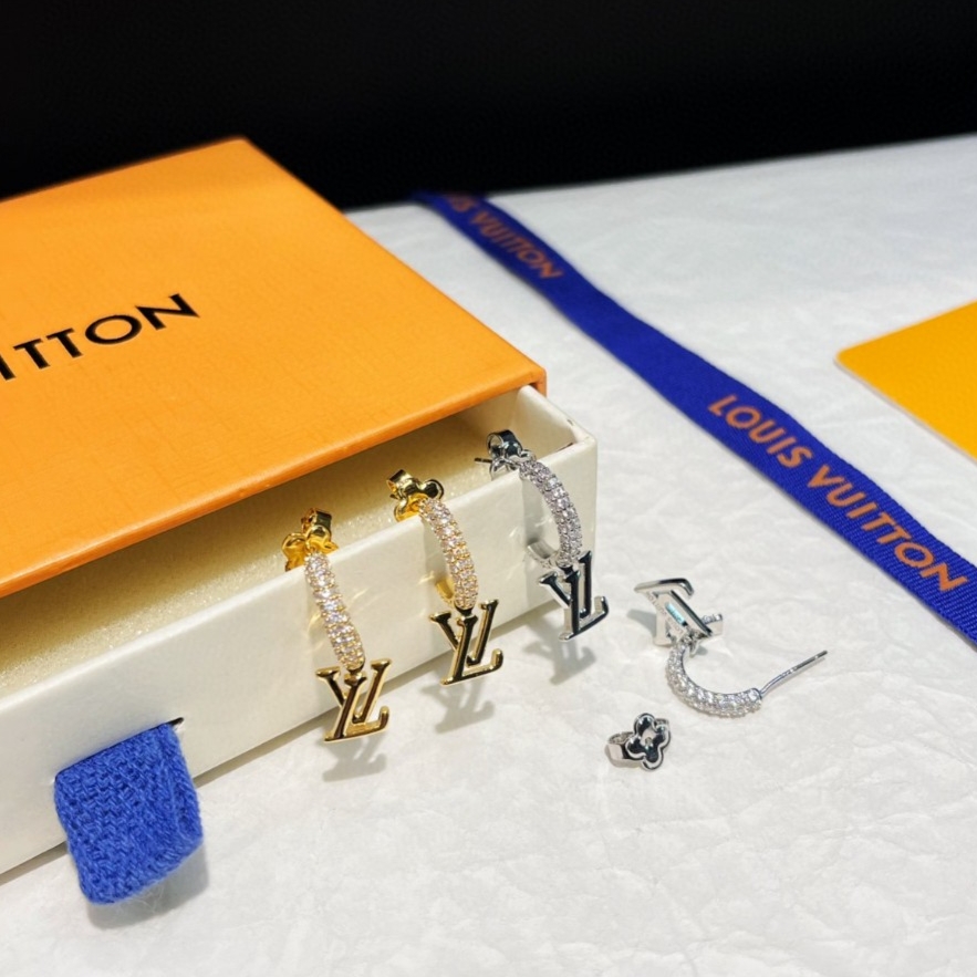 Louis Vuitton LV26款驴家圆环字母流苏耳环 非常 很有设计感 太爱啦 它是L今年众多新款中最美的一个系列